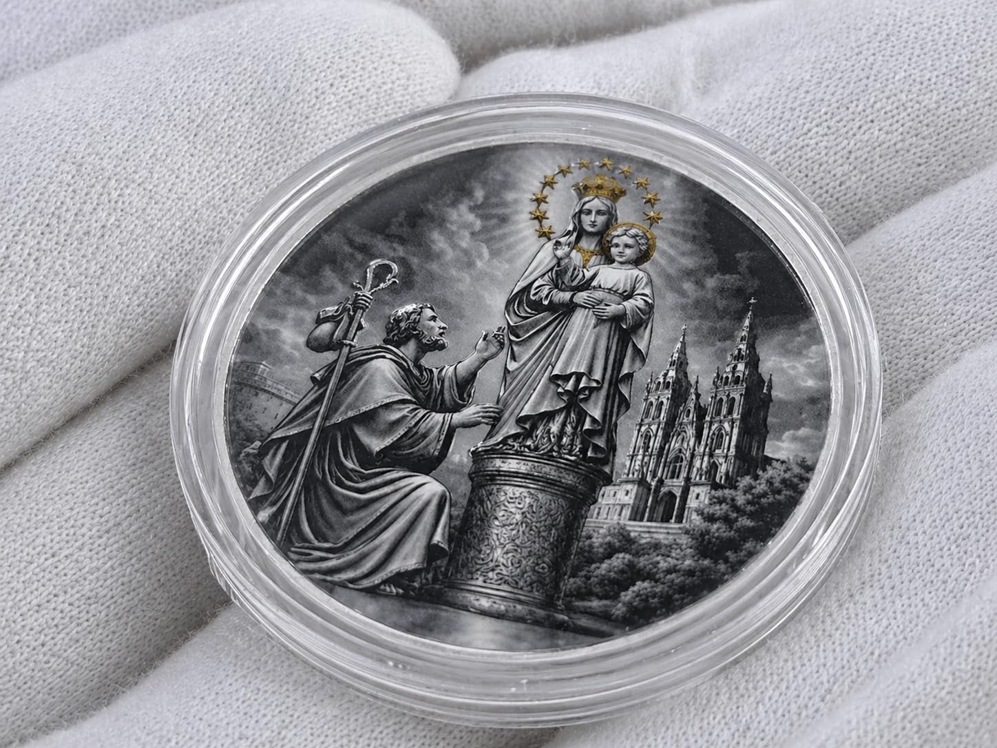 Genérico Moneda Conmemorativa Virgen del Pilar y Santiago Apóstol 2026 – Edición Limitada 500 Piezas – Moneda Coleccionista 40 mm – Acabado Proof Mirror – Certificado Numerado