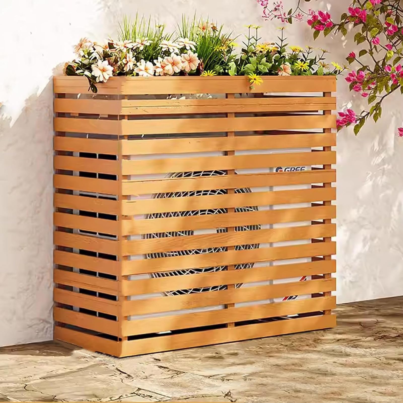Couverture de climatiseur jaune pour masquer un bloc moteur au jardin