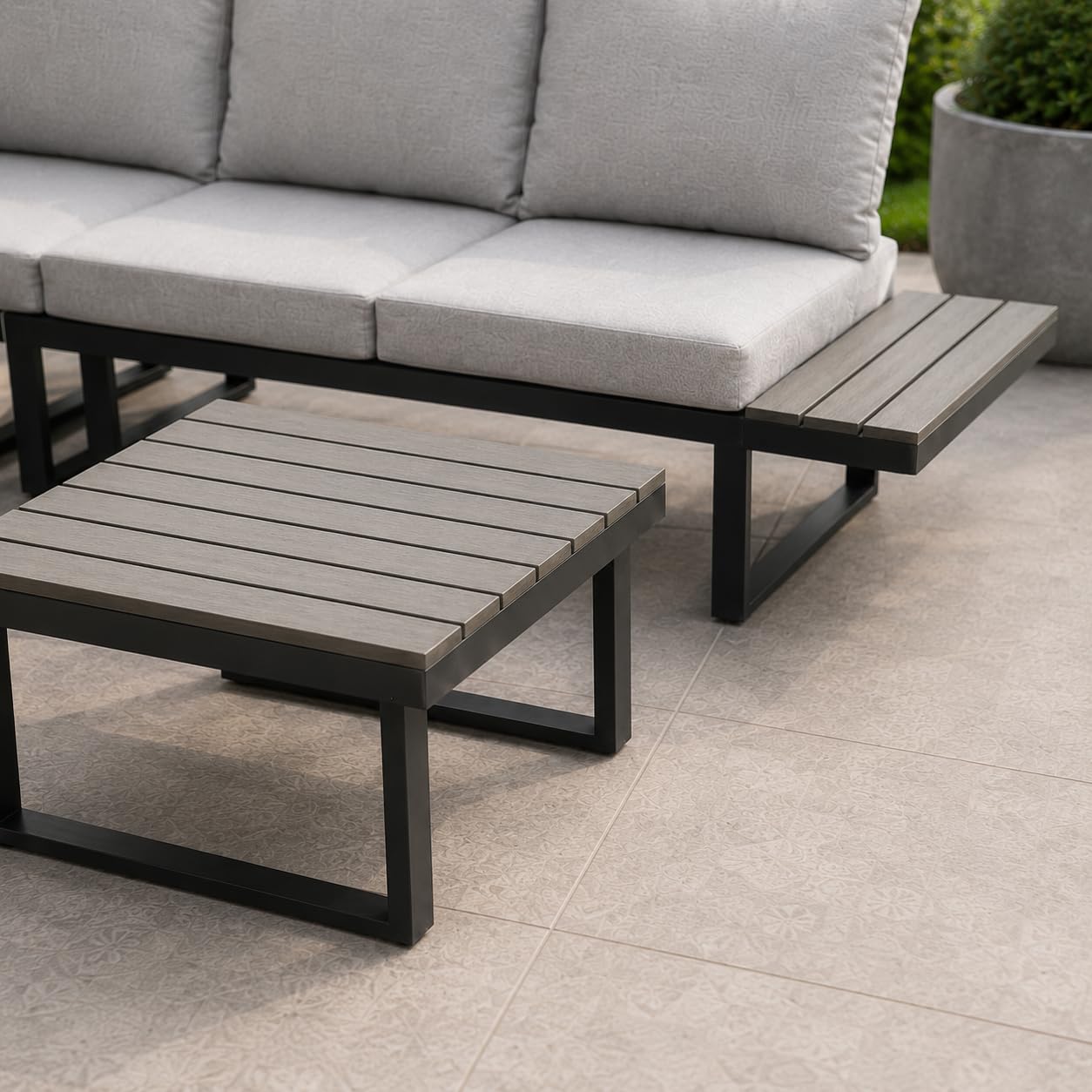 Garten Lounge-Set Pisa, L-Form, Stahl und Holz-Kunststoff-Gemisch, Hellgrau, mit Liegefunktion, inkl. Tisch