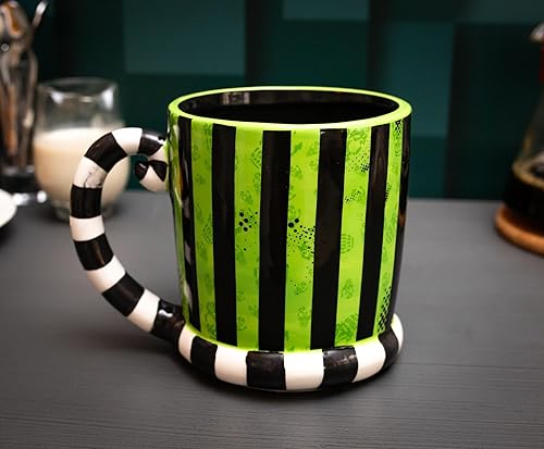 Miniatura 6 de Silver Buffalo Beetlejuice - Taza de cerámica esculpida en 3D con diseño de rayas y nombres en caja, 24 onzas
