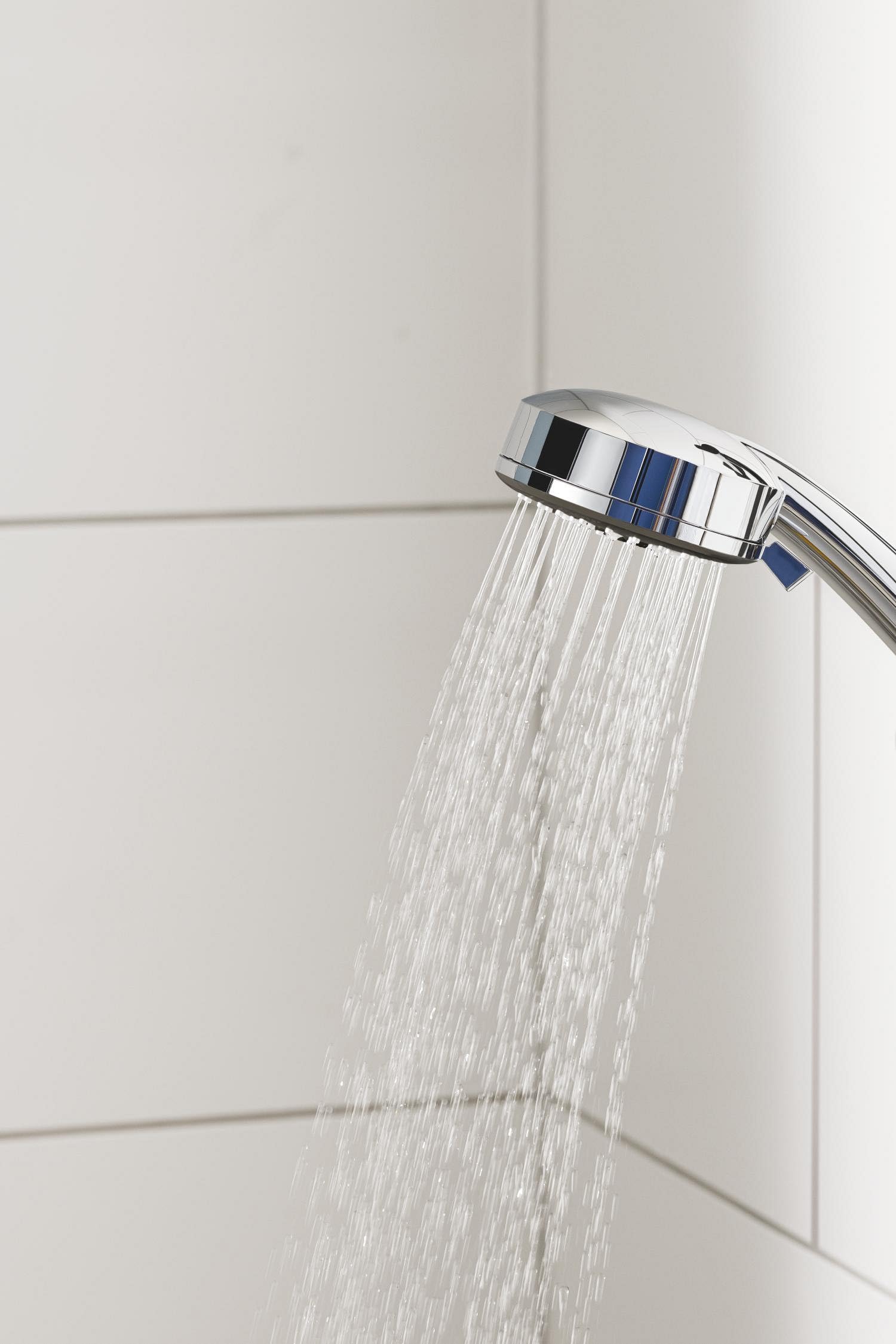 GROHE Vitalio Comfort 100- Set de ducha (teleducha de 10cm con 3 chorros, soportes de pared metal, flexo 1,75 m, menor consumo agua, instalación QuickGlue), cromo, 26176000