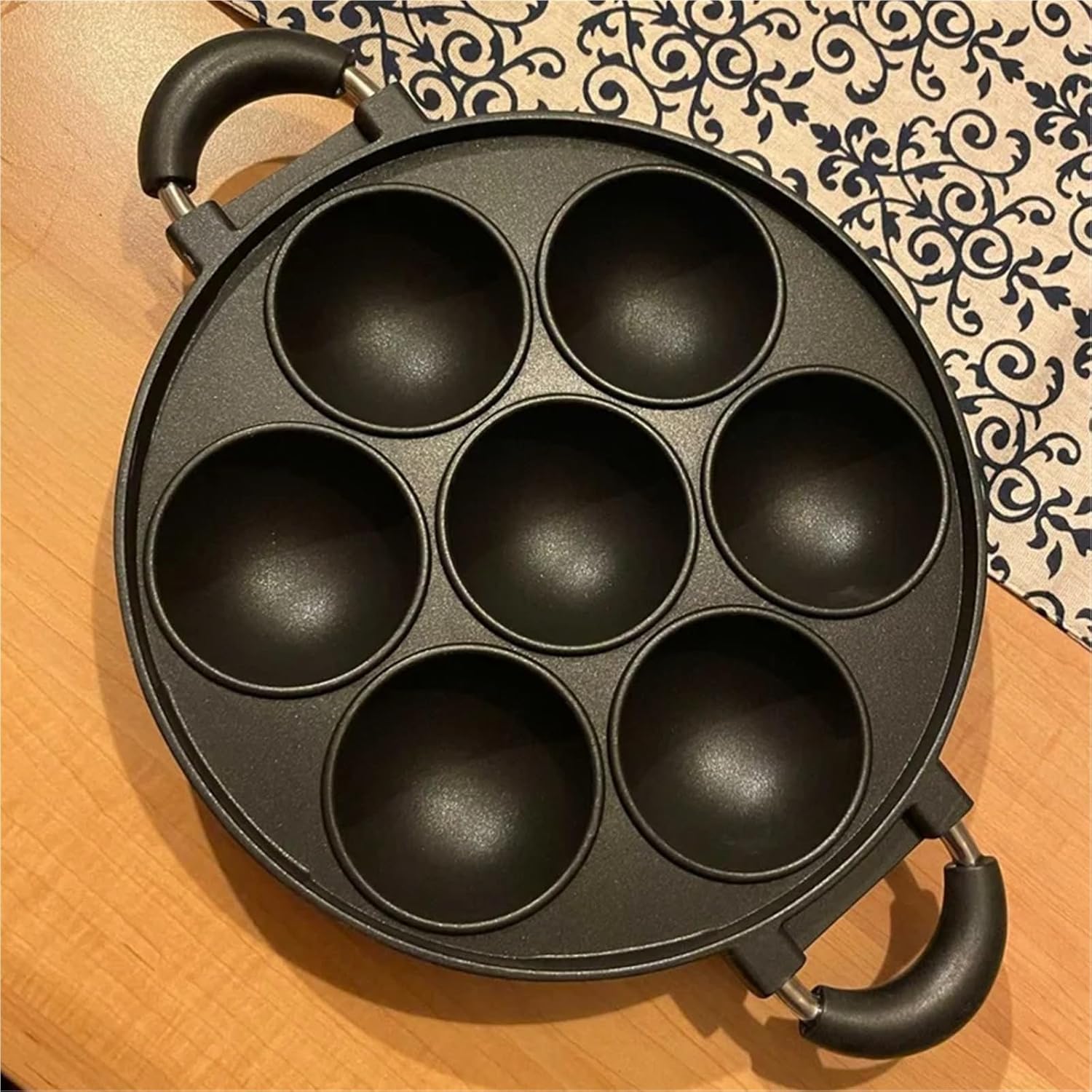 7-hole,scratch-proof and easy-to-clean round non-stick multi-functional baking pan，used for frying eggs,bread,cookies,muffins