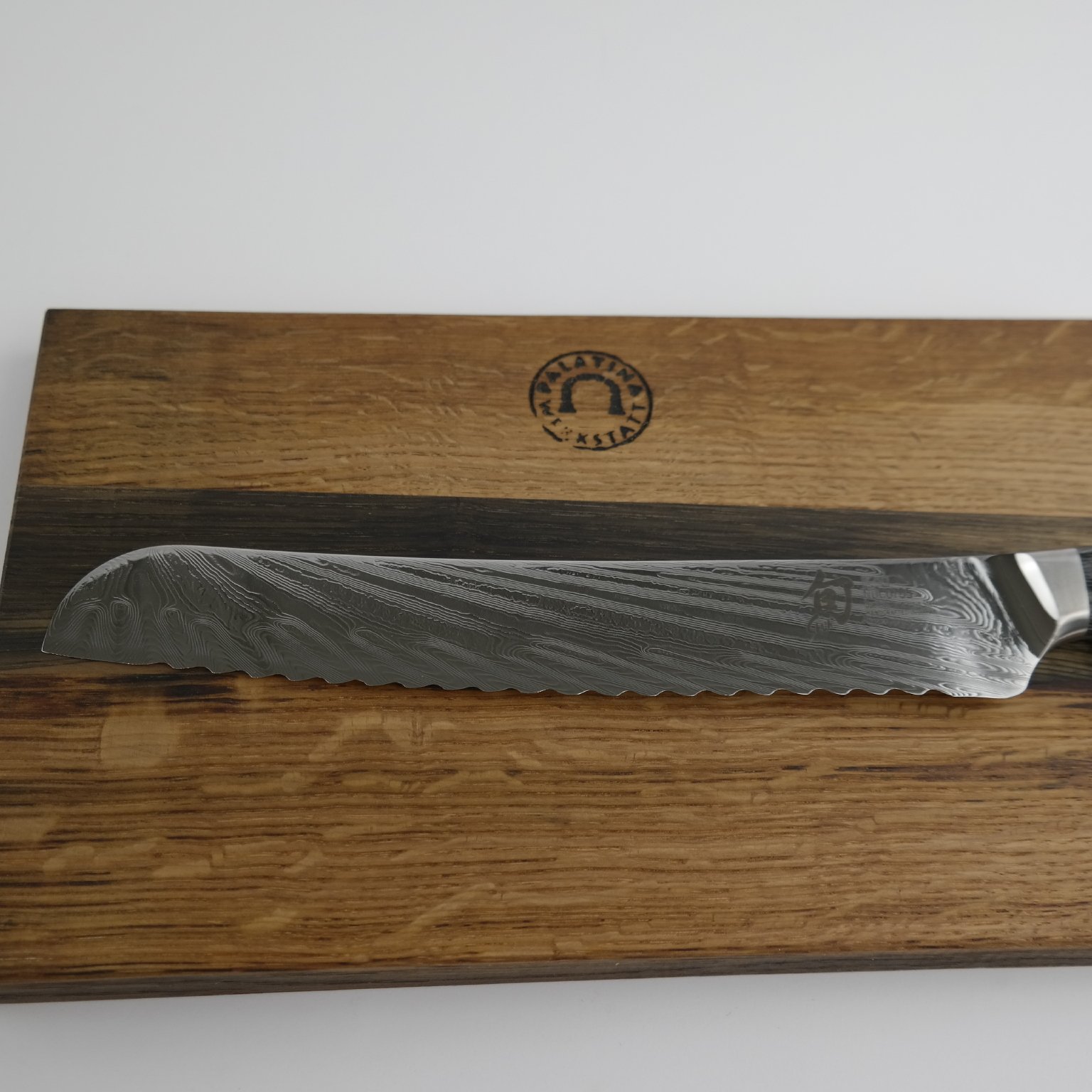 Palatina Werkstatt Kai Shun Nagare Set | NDC-0705 coltello da pane ultra affilato, lama 23 cm | + tagliere in legno di rovere 30 x 18 cm