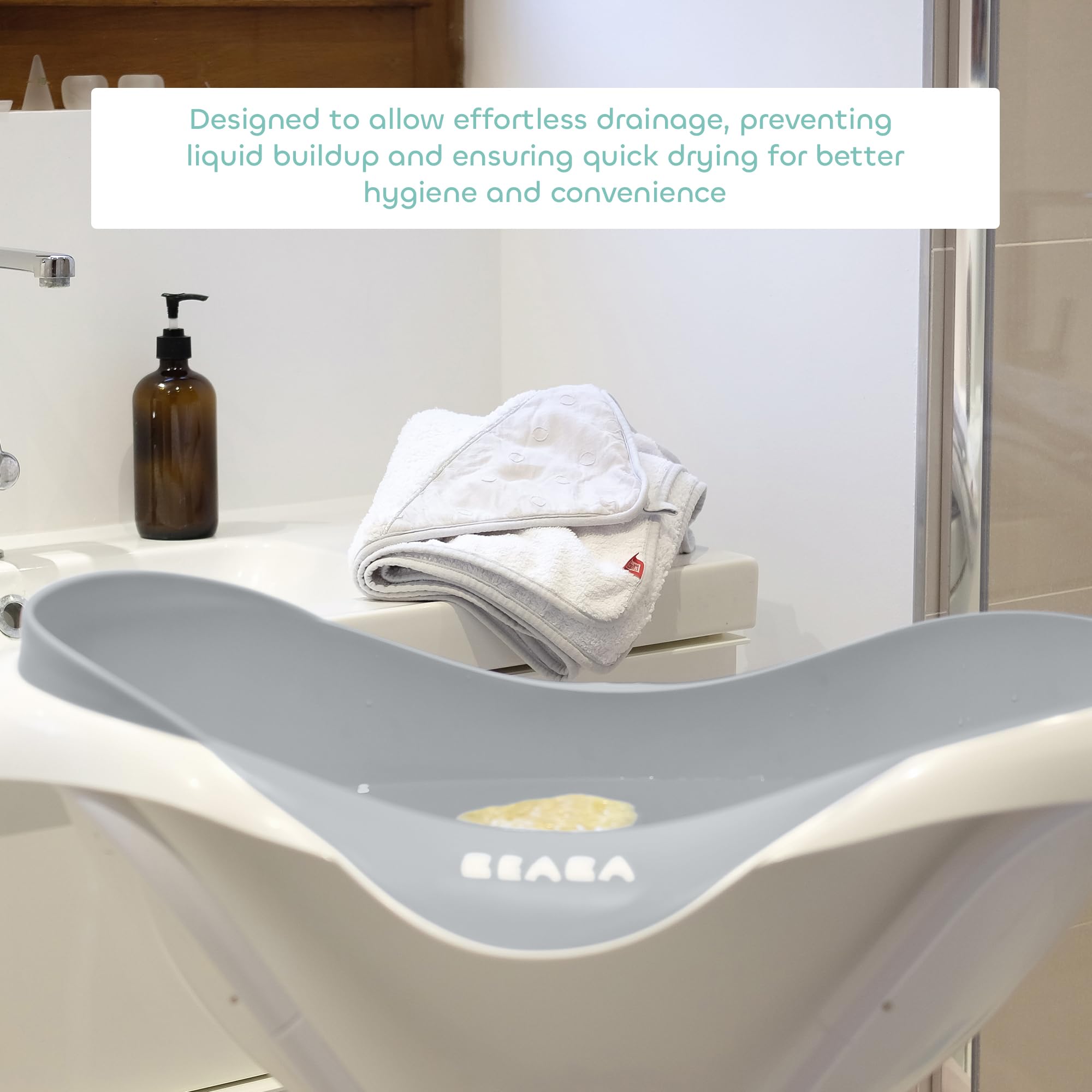 BÉABA Bañera para Bebé, Antideslizante y Cómoda, Ergonómica y Multifunción, Material Suave, Tapón de vaciado, Camélé'O, Fabricada en Francia, Gris