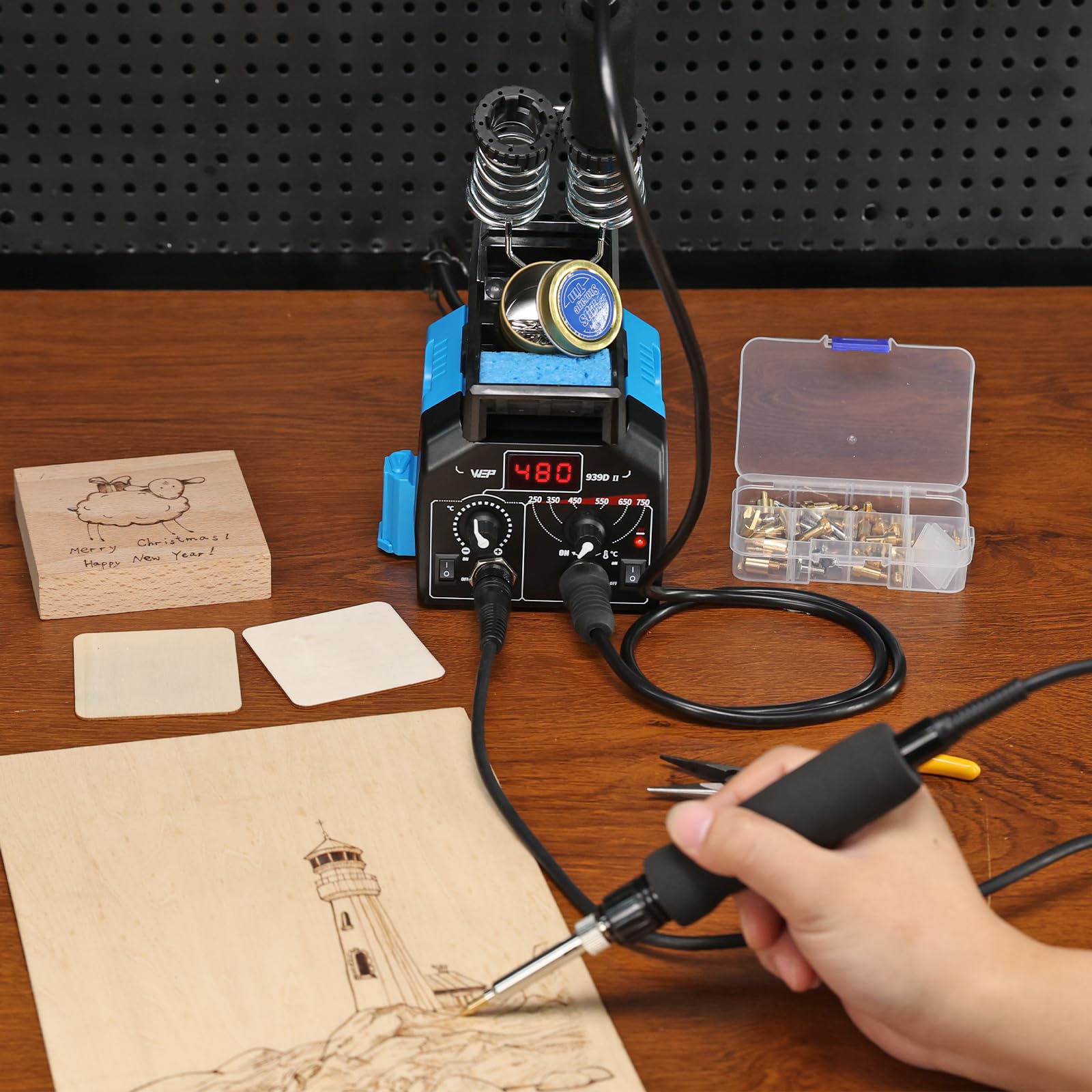 WEP 939D-II Kit pirografo per legno 2-in-1 86-in-1 con 51 punte, 23 a filo, 2 penne, stencil, legno grezzo. Pirografo professionale, kit di pirografo per legno, ideale per fare le penne (Spina UE)