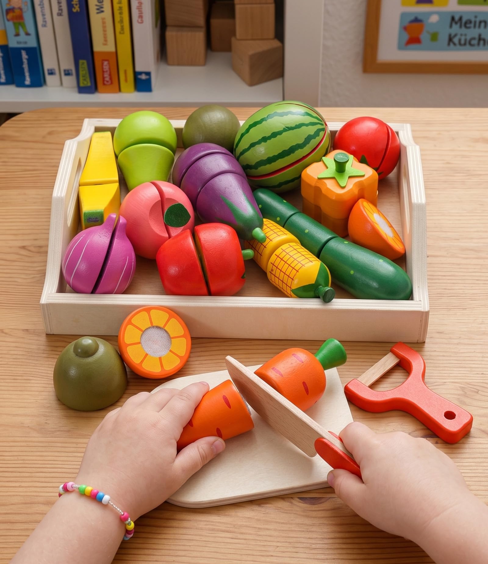 KidMigo Kinderküche Zubehör, Kinderküche Holz, 19 Artikel, 35 Stück Schneidespielzeug mit Serviertablett, Küchenspielzeug mit Leinwand-Aufbewahrungstasche, Holzspielzeug 2 Jahre