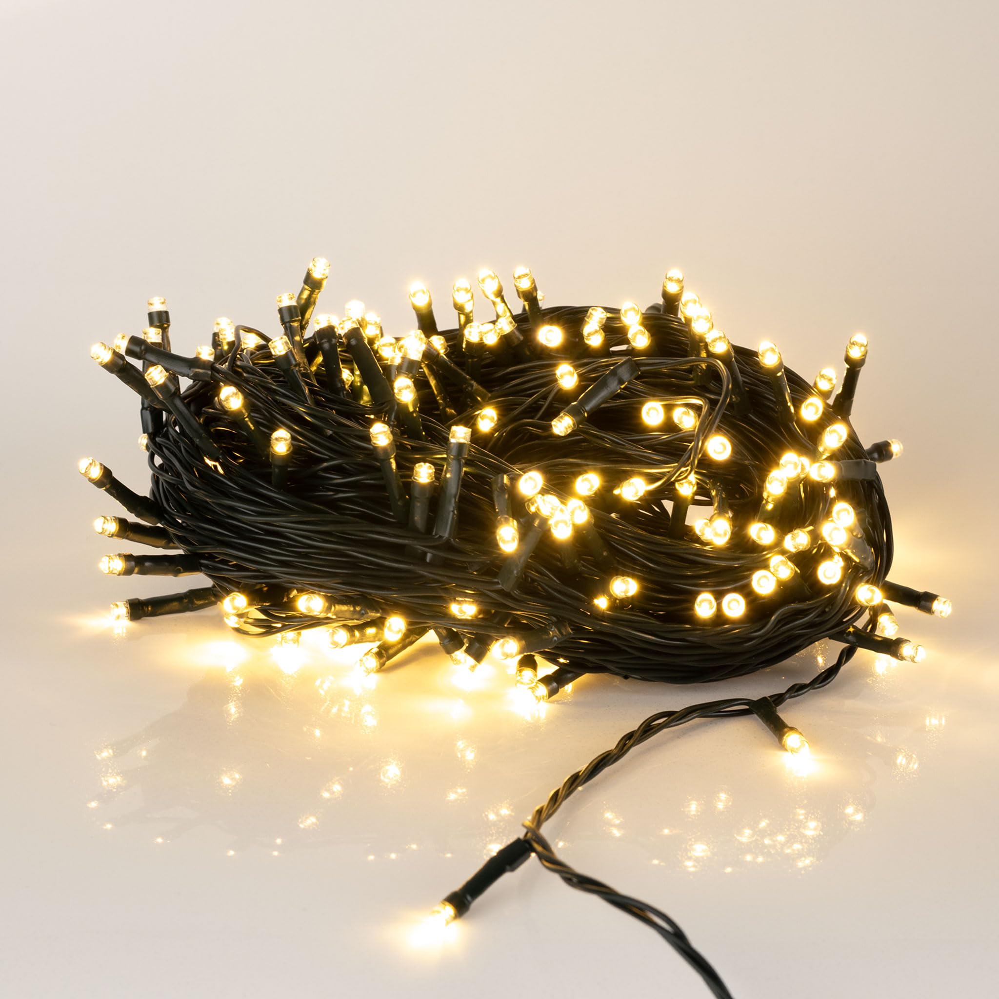 Spetebo Lichterkette mit 300 LED warm weiß für den Innen- und Außenbereich | Weihnachtsbaum Lichterkette 30 m Länge mit Netzstecker Kabelfarbe grün - Weihnachten Advent Garten Deko Baum Beleuchtung
