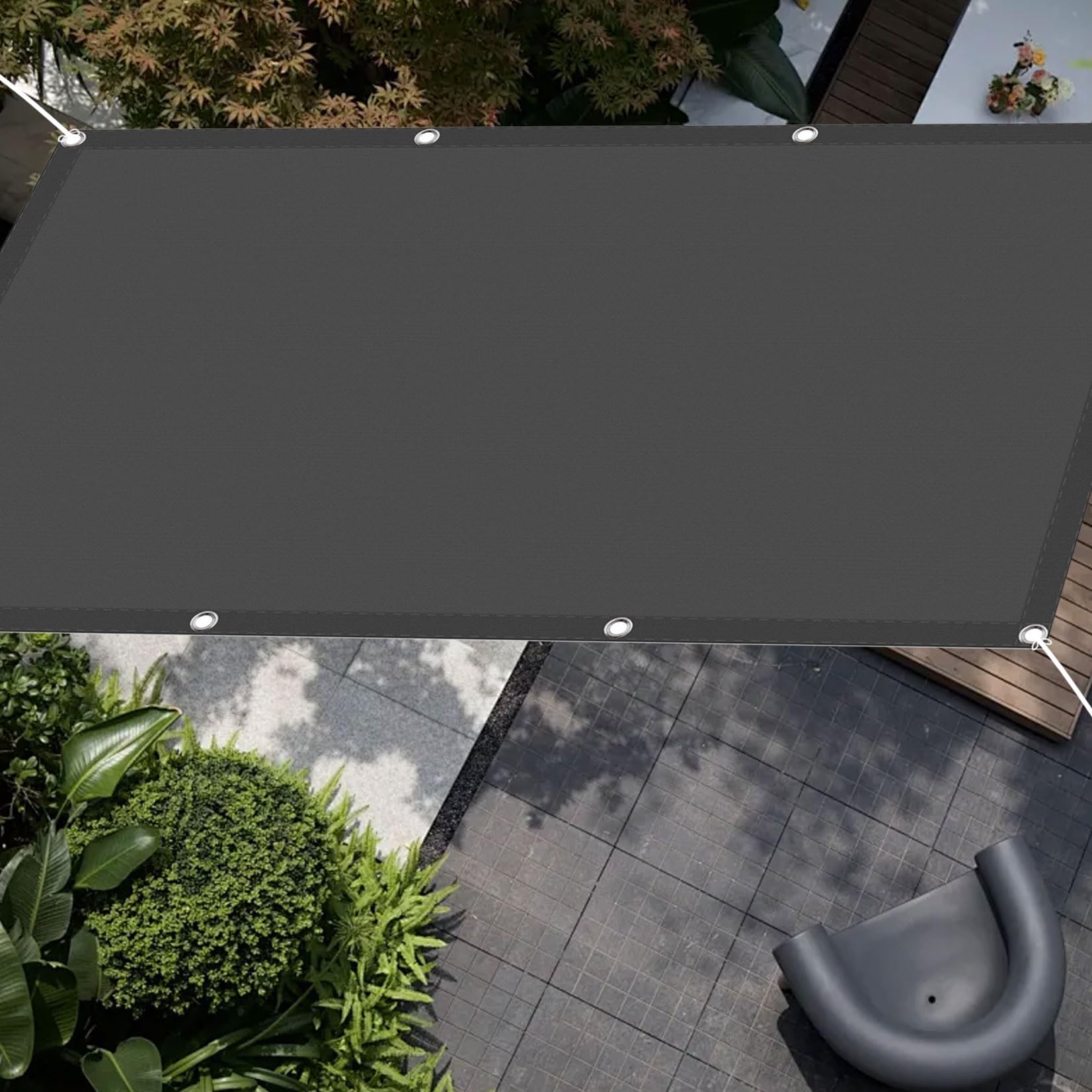 Voile d'ombrage gris foncé pour créer un coin de fraîcheur design dans le jardin