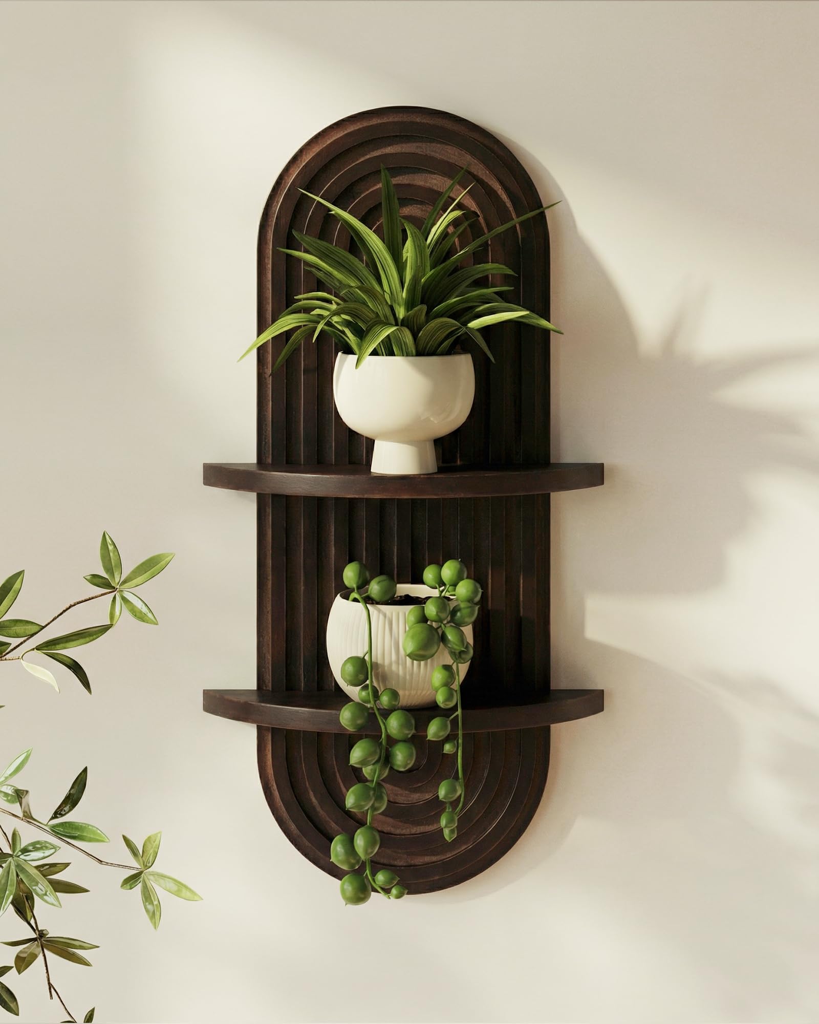 Étagère murale bohème pour optimiser un petit espace et ranger vos pots de fleurs