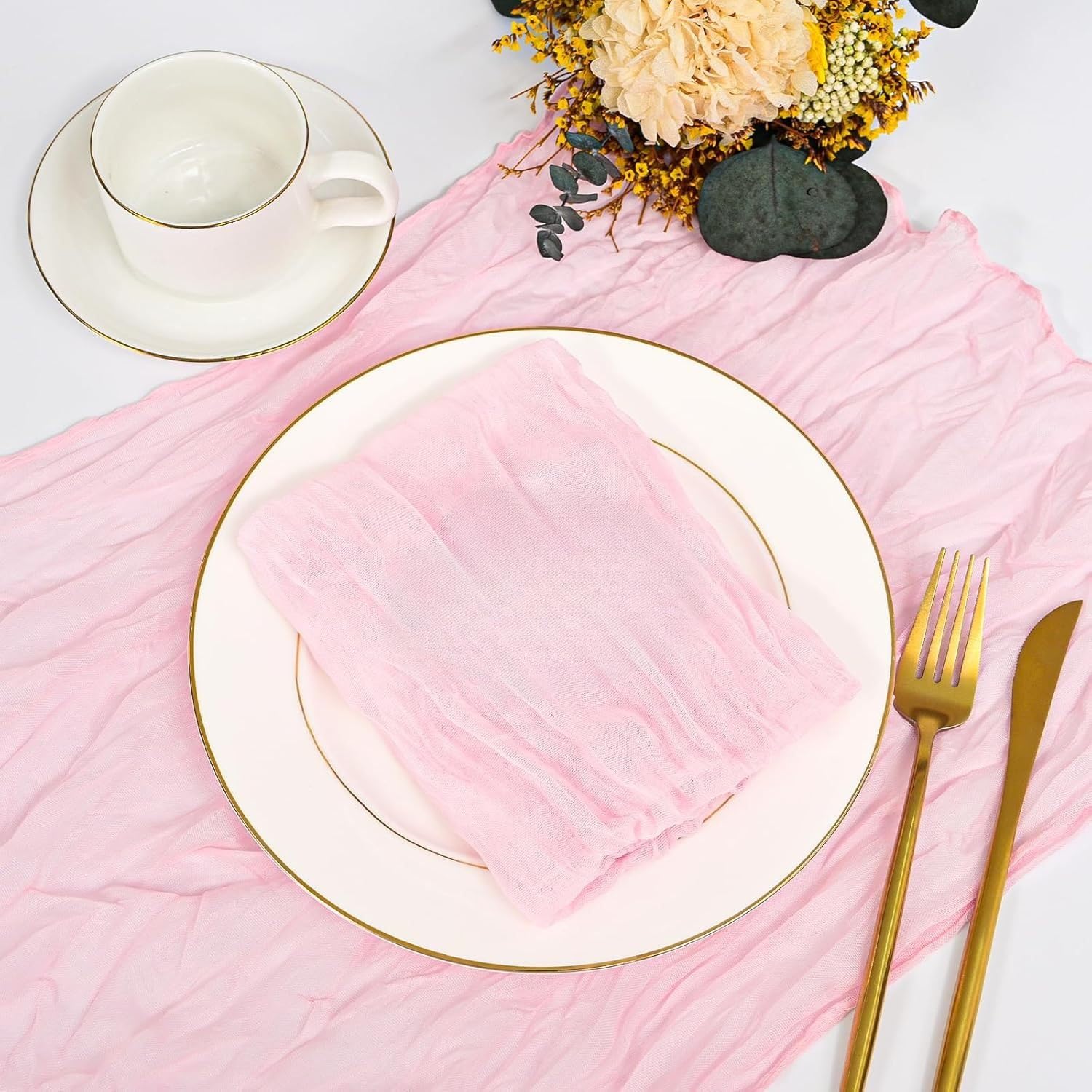 Chemin de table rose boho en gaze de coton pour decoration de mariage champetre et bapteme