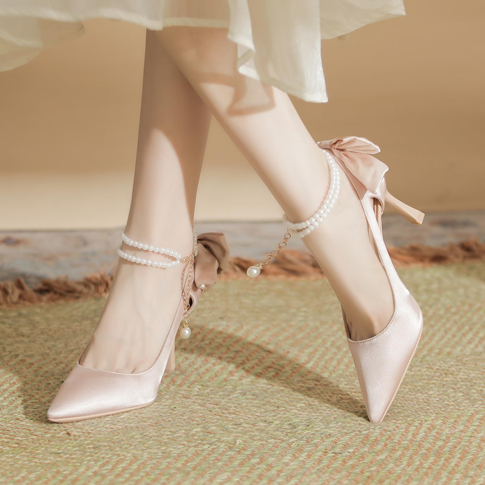 Eleganckie satynowe obcasy ślubne 5 cm szpilki z bocznym wycięciem perłowym łańcuszkiem na kostkę i kokardą z tyłu szpiczasty nosek antypoślizgowa podeszwa dostępna w rozmiarach 34-44, Szampański