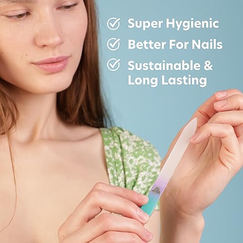 Miniatura 3 de BONA FIDE BEAUTY Lima de uñas de vidrio checo pastel con estuche rígido y empujador de cutículas de vidrio azul