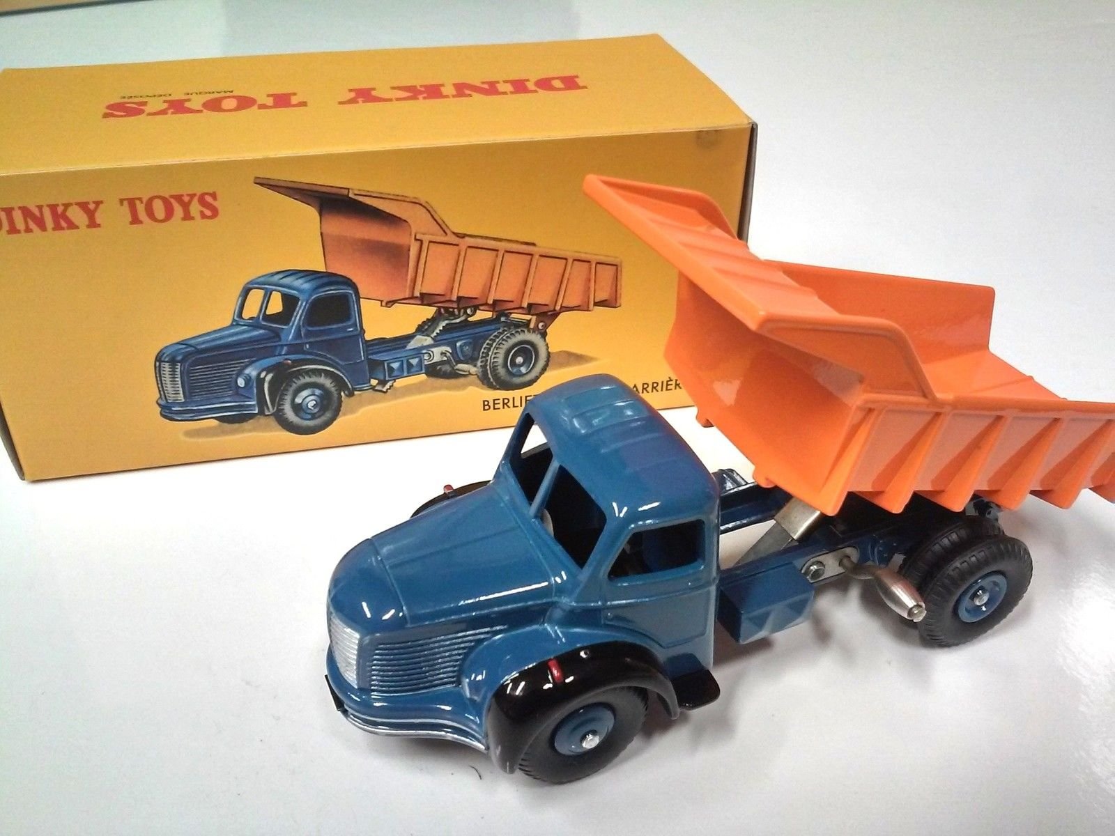 DINKY TOYS FRANCE. BERLIET benne carrières. REF: 34 A. + Bo