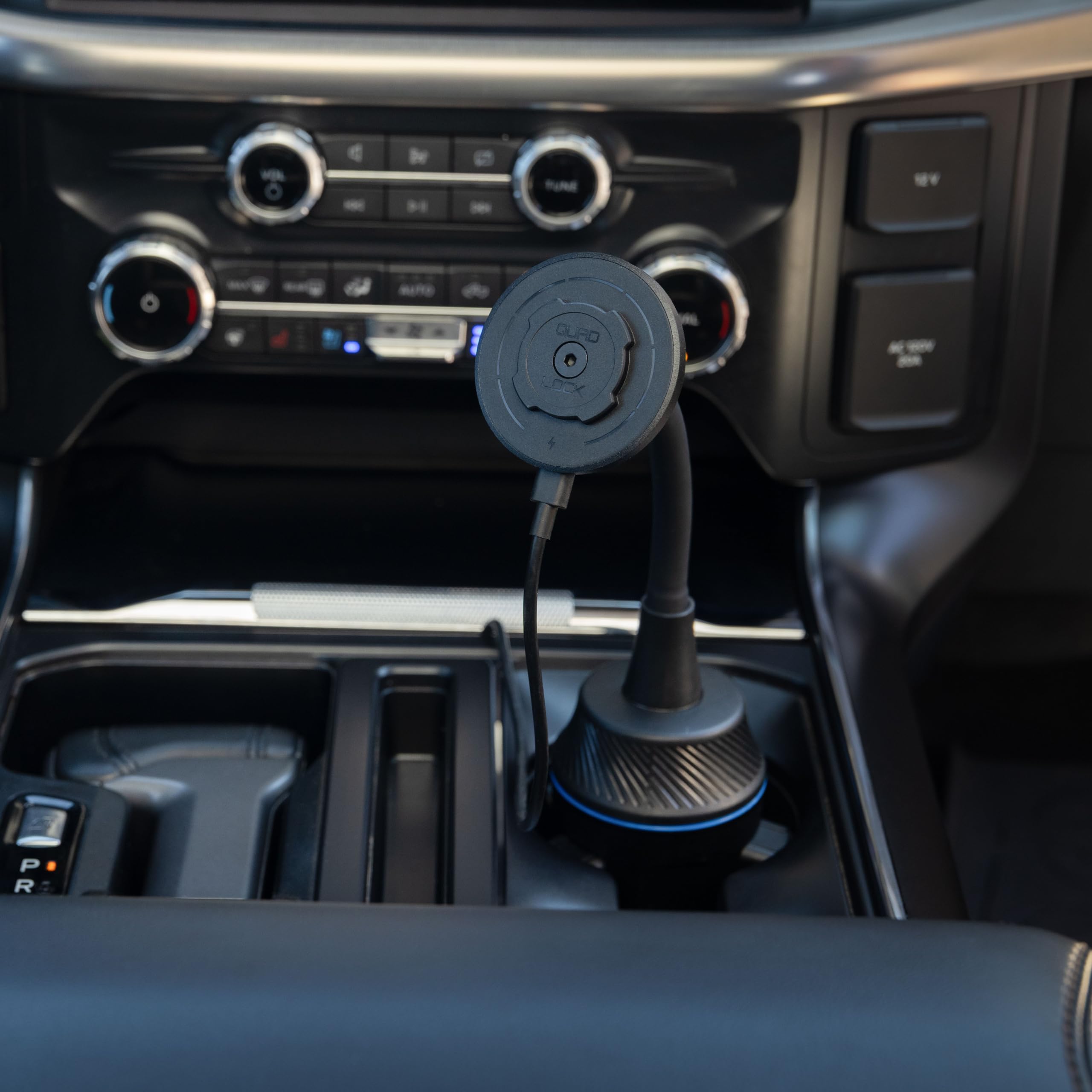 Quad Lock Support Téléphone Voiture pour Porte-Gobelet avec Étui MAG iPhone 17 Pro Max et Tête de Recharge sans Fil MAG (V2)