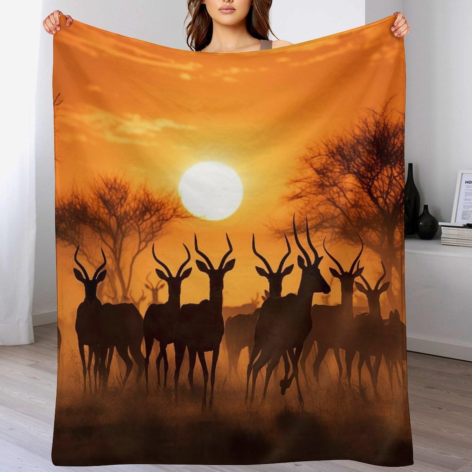 Couverture polaire motif antilope pour cocooning sur canapé de salon