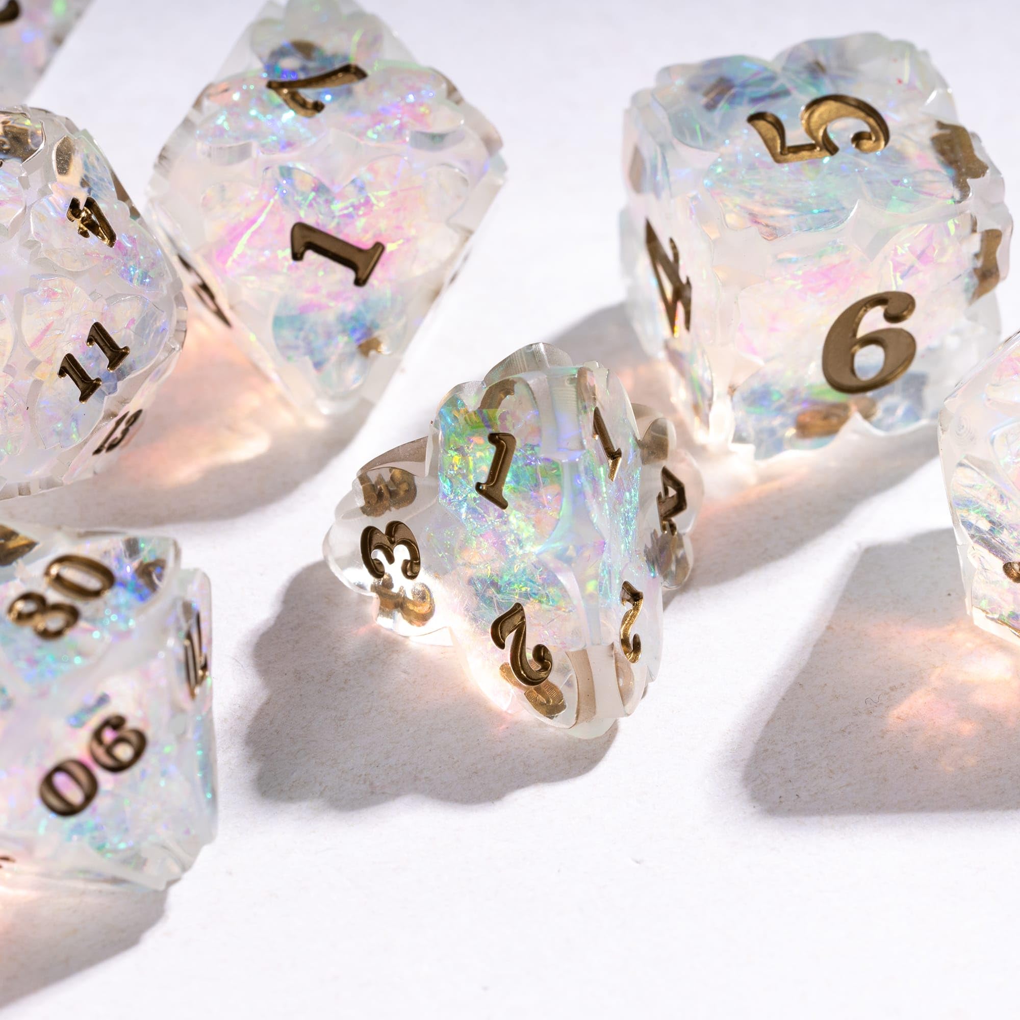 Cusdie Sharp Edge - Juego de 7 dados de trébol DND D&D D20 D12 D10 D8 D6 D4, juego de dados poliédricos hechos a mano para juegos de rol y otros juegos de mesa (transparente)