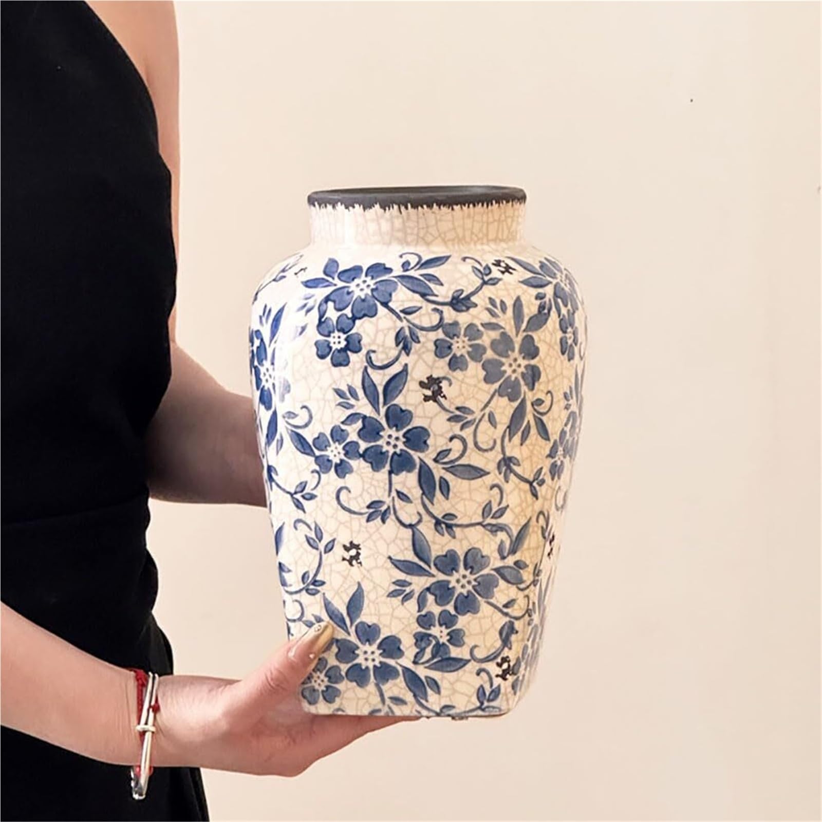 Vase en céramique chinoiserie pour embellir un meuble de salon vide