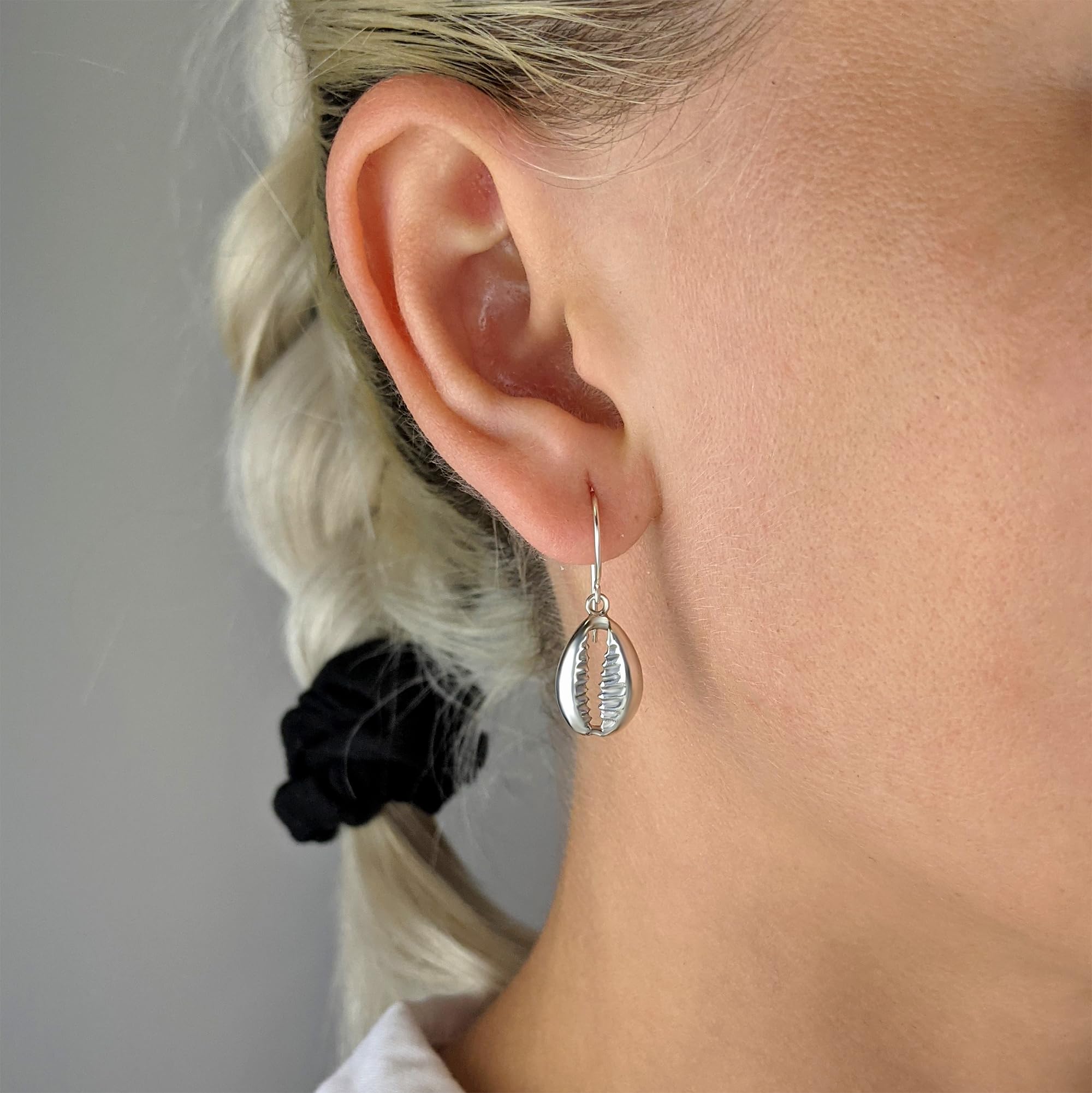 81stgeneration Pendientes Colgantes de Concha de Cauri en Plata de Ley 925 | Pendientes Colgantes con Forma de Concha para Mujer | Joyería Náutica Minimalista de Inspiración Oceánica |Regalo Playero