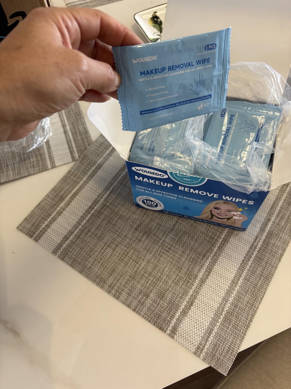 WOUSEDO 100 Count Makeup Remover Wipes, Bulk Gentle Cleansing Facial Towelettes, Individually Wrapped Travel Size,Alcohol-Free & Hypoallergenic for All Skin Types
