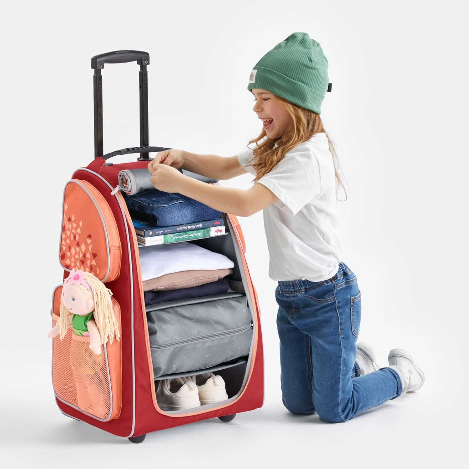 HABA Kinder-Schranktrolley Apricot mit 2 Rollen – Kinderkoffer aus recyceltem Polyester mit Schmutzwäschebeutel, 3 herausnehmbaren Böden und 4 Reißverschluss-Außentaschen – 2012725002