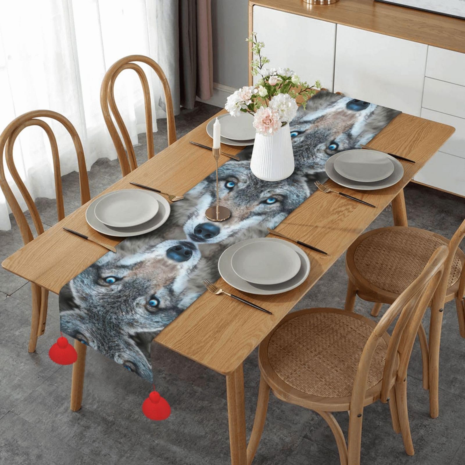 Chemin de table loup yeux bleus pour masquer l'usure d'une table basse