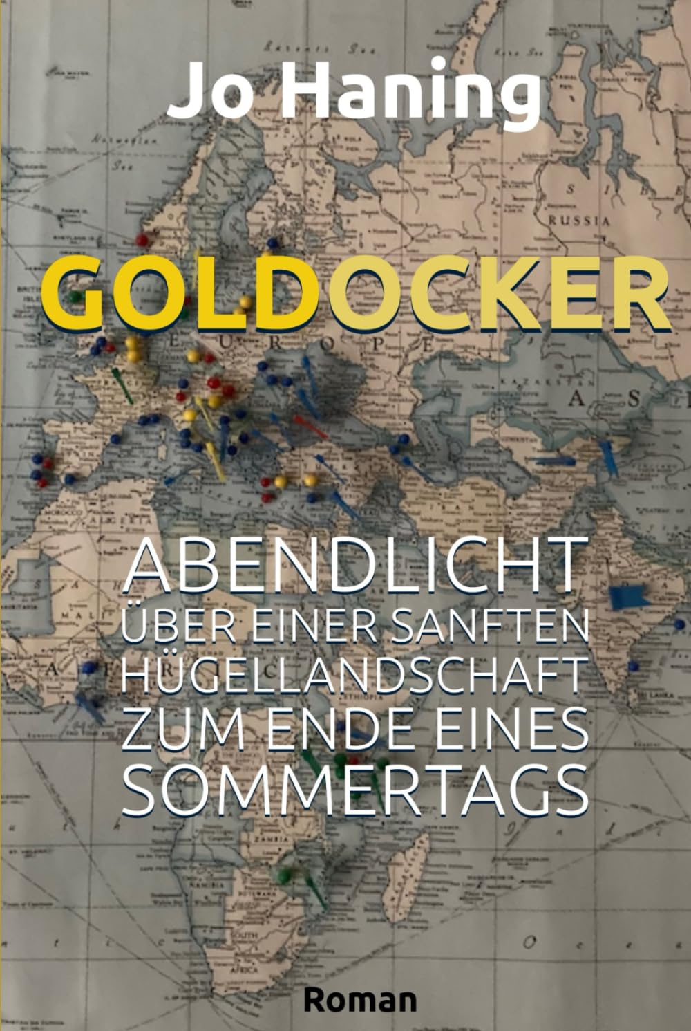 GOLDOCKER: Abendlicht über einer sanften Hügellandschaft zum Ende eines Sommertags