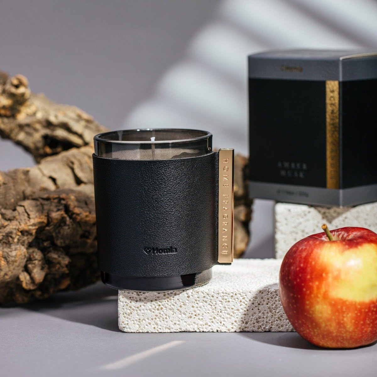 HOMLA Amber Musk Duftkerze 225g 45h Brenndauer Edle Glasdose Schwarz