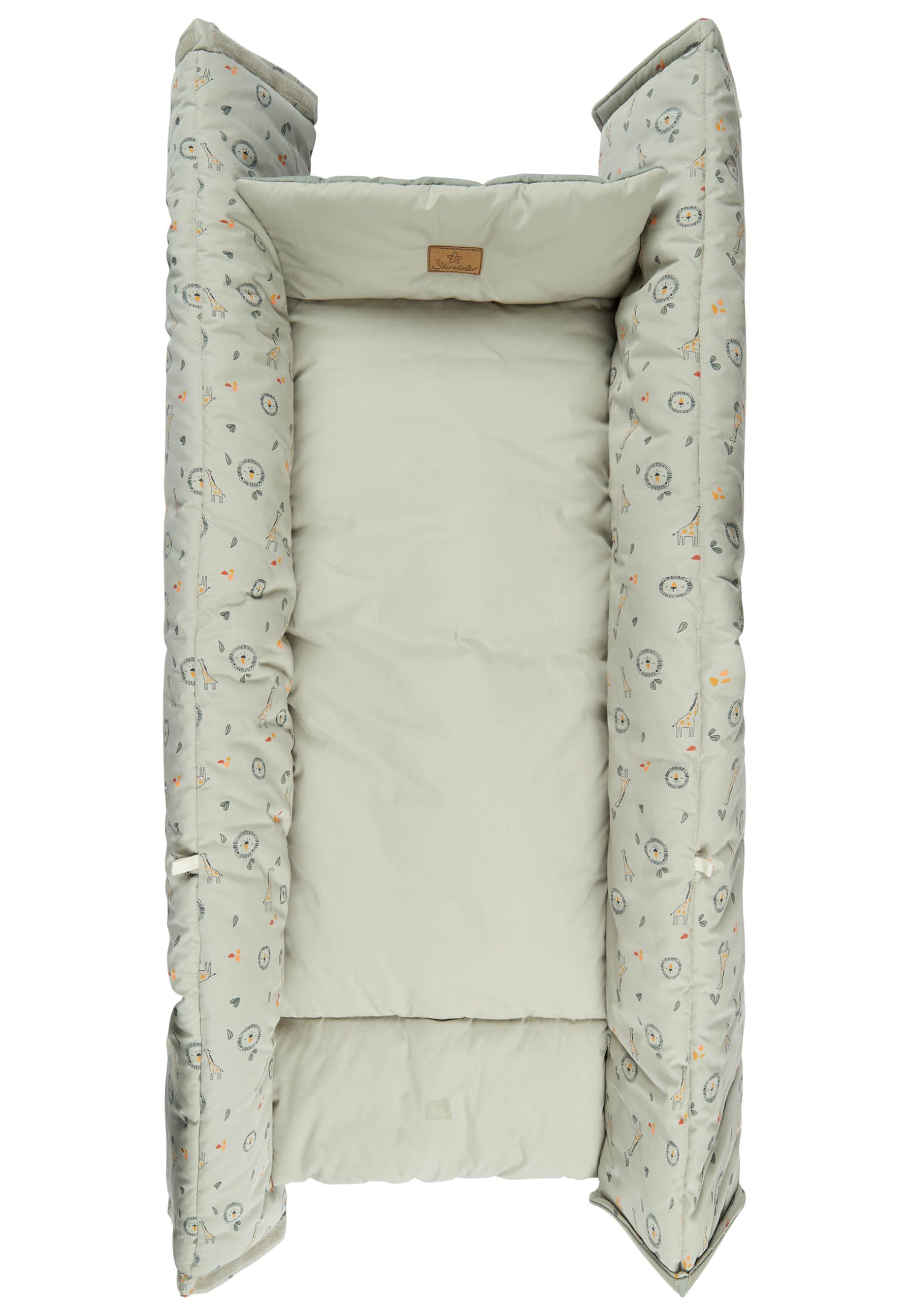 Sterntaler Nido de Jirafa y león – Nido Suave de Mezcla de algodón – Reversible y Convertible en Manta para Gatear – con Trabillas para Juguetes – Juguete para bebé y niño pequeño, Color Ocre