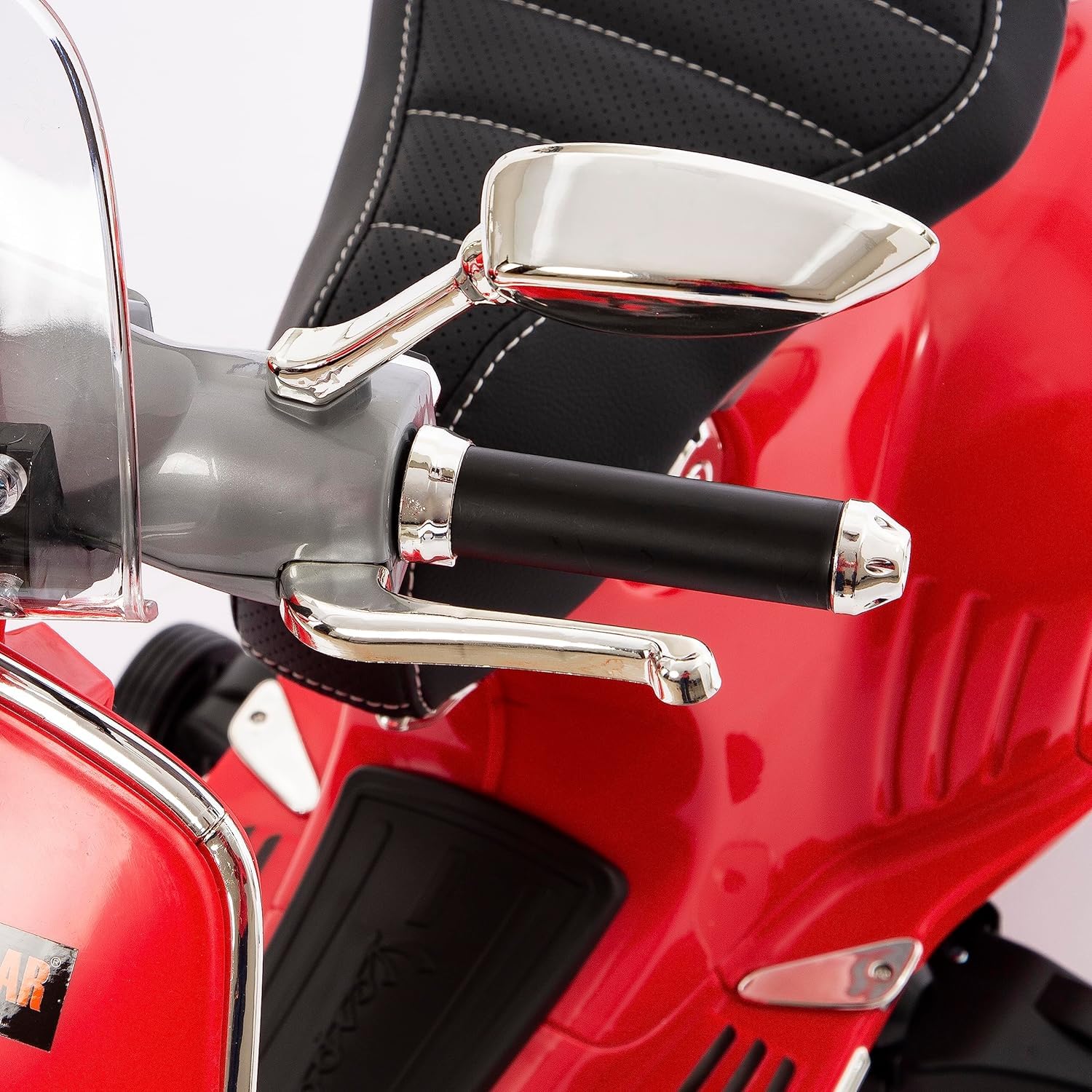 BabyCar Vespa Electrique Enfants | Moto Electrique Enfants 12V Style Vespa 946 avec Lumières, Sons Intégrés, MP3/USB et Roues Stabilisateur | 2 Moteurs de 25W avec Accélérateur à Pédale | Rouge