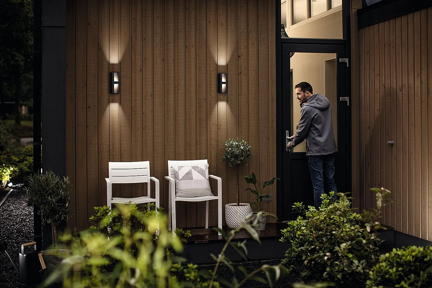 Philips Shadow LED Outdoor Wandleuchte (4,5 W), wetterfeste Außenleuchte mit warmweißem Licht, energiesparende LED Beleuchtung, anthrazit