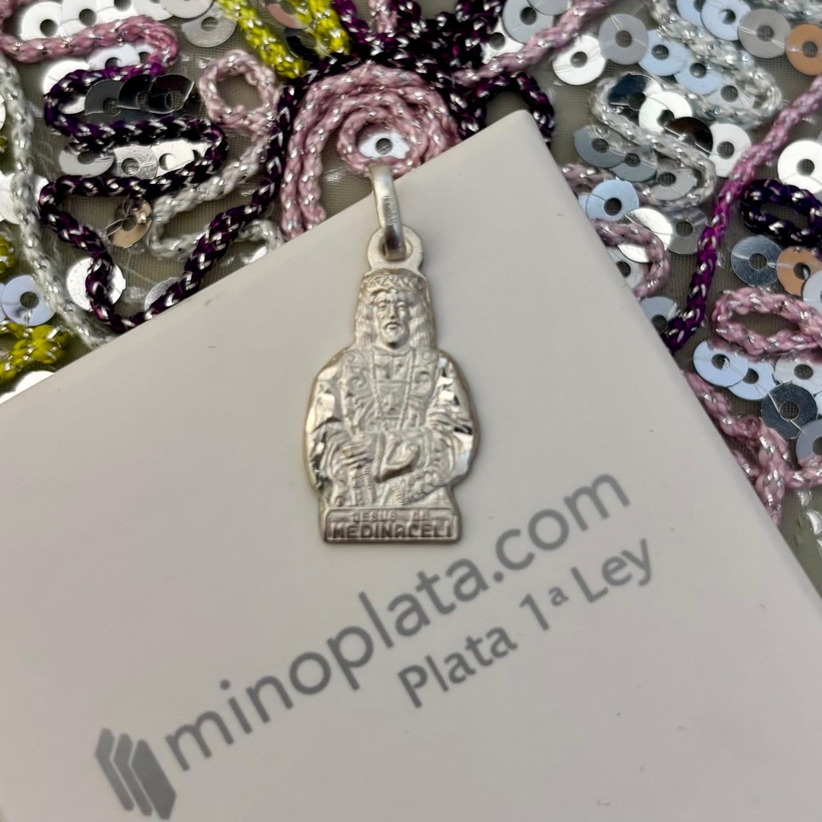 Medalla Silueta Cristo de Medinaceli, Plata de Ley 925, 13x24mm, Diseño Religioso, Acabado Brillante, Compatible con Cadenas y Cordones