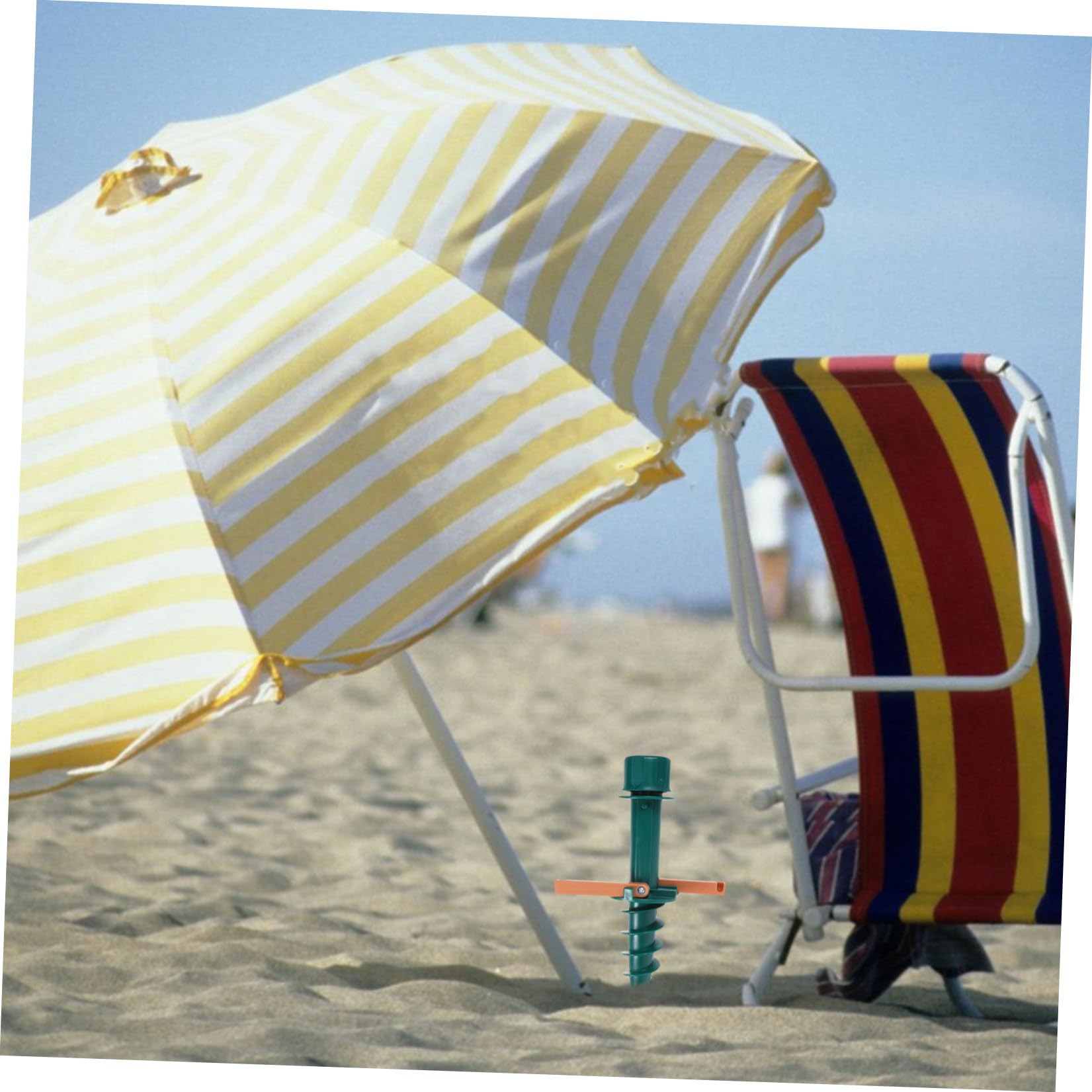 Zielony plastikowy stojak na parasol plażowy wytrzymała podstawa zewnętrzna zapewnia bezpieczne podparcie kąta, idealny do patio na plaży i aktywności na świeżym powietrzu