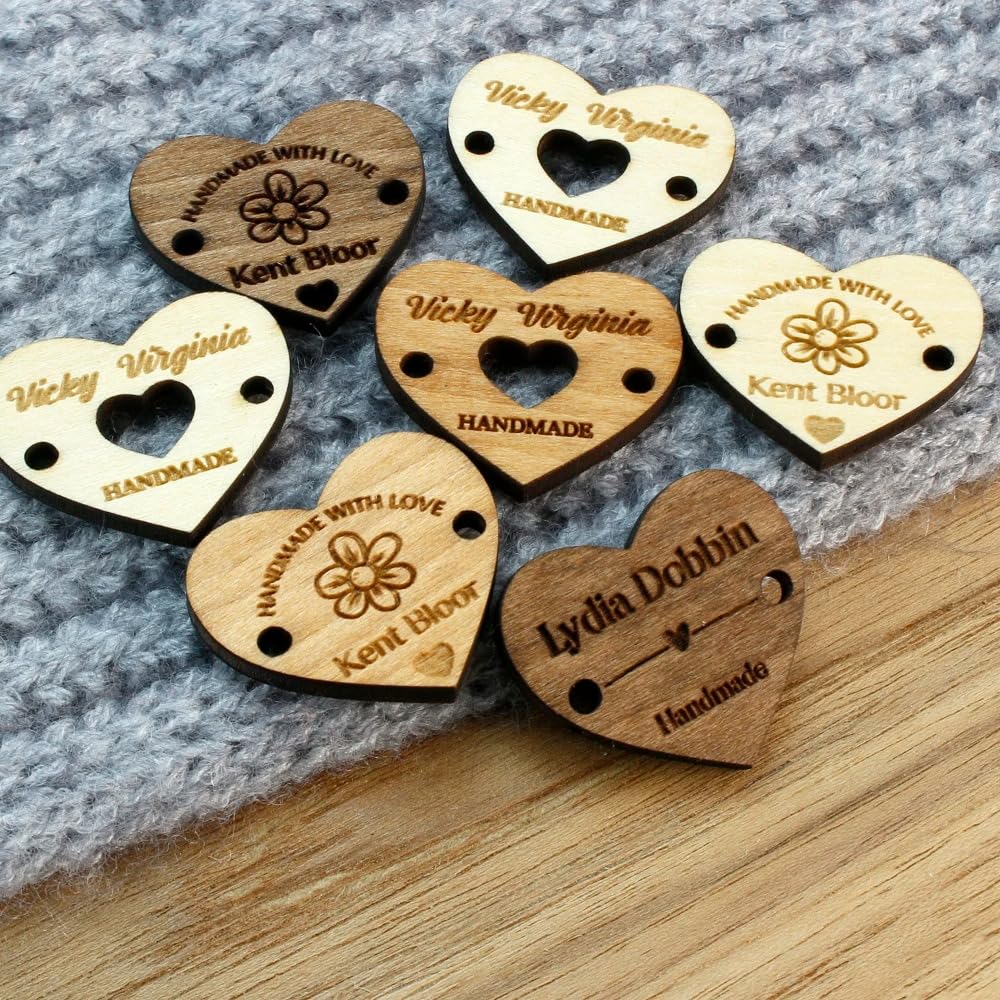 Holzanhänger, personalisierbar, graviert, mit herzförmigem Holzetikett, individuelle Etiketten für handgefertigte Gegenstände, Holz-Namensschild, Geschenkanhänger, lasergraviert, DIY (28 mm x 25 mm),