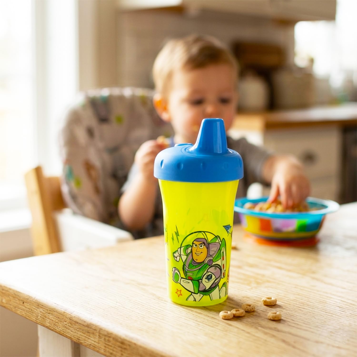Disney Toy Story - Juego de vasos para beber Pixar de 9 onzas, paquete de 3 vasos a prueba de derrames, a prueba de fugas, sin BPA, vasos para beber más calcomanías para niños