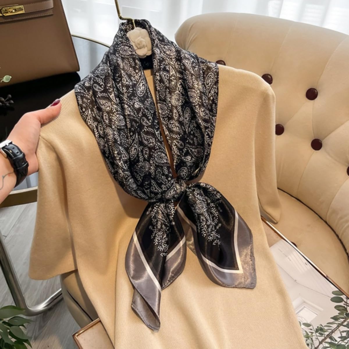 Lenço Xale Echarpe Feminino De Cetim Seda 90x90cm Estampado em promoção! Veja a oferta e mais achadinhos de Cintos & Lenços 5 Hoje é o melhor dia para comprar Lenço Xale Echarpe Feminino De Cetim Seda 90x90cm Estampado com aquele preço maroto! Promoção! Aproveite a oferta! 5