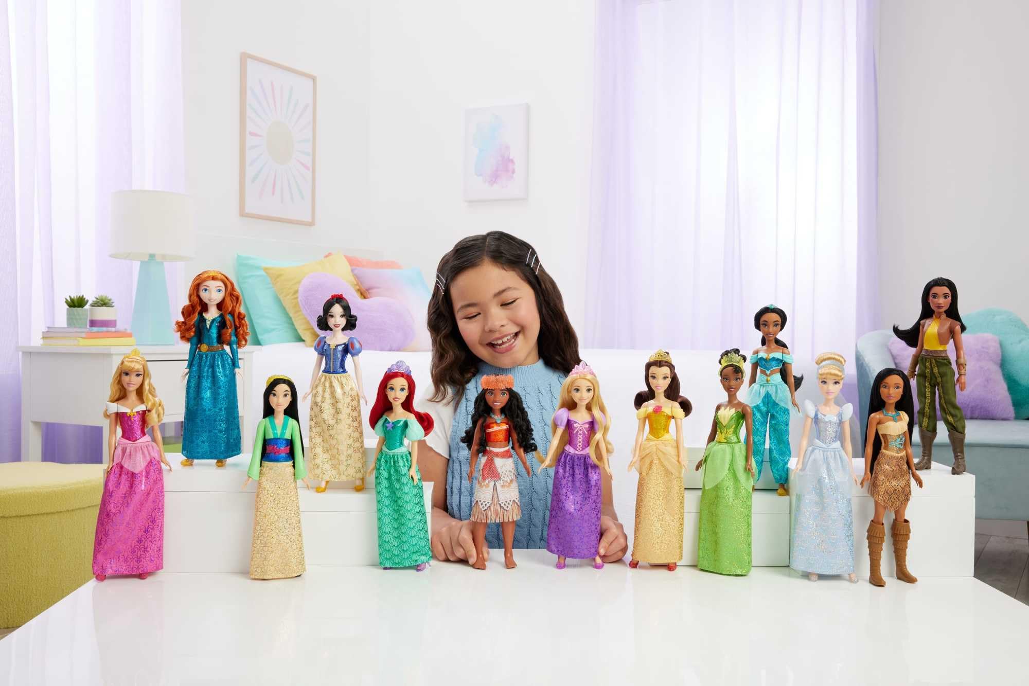 Mattel Disney Princess - Collezione Principesse, set da collezionare con 13 bambole snodate alla moda, abiti e accessori scintillanti ispirati ai film Disney, 3+ anni, JFC43