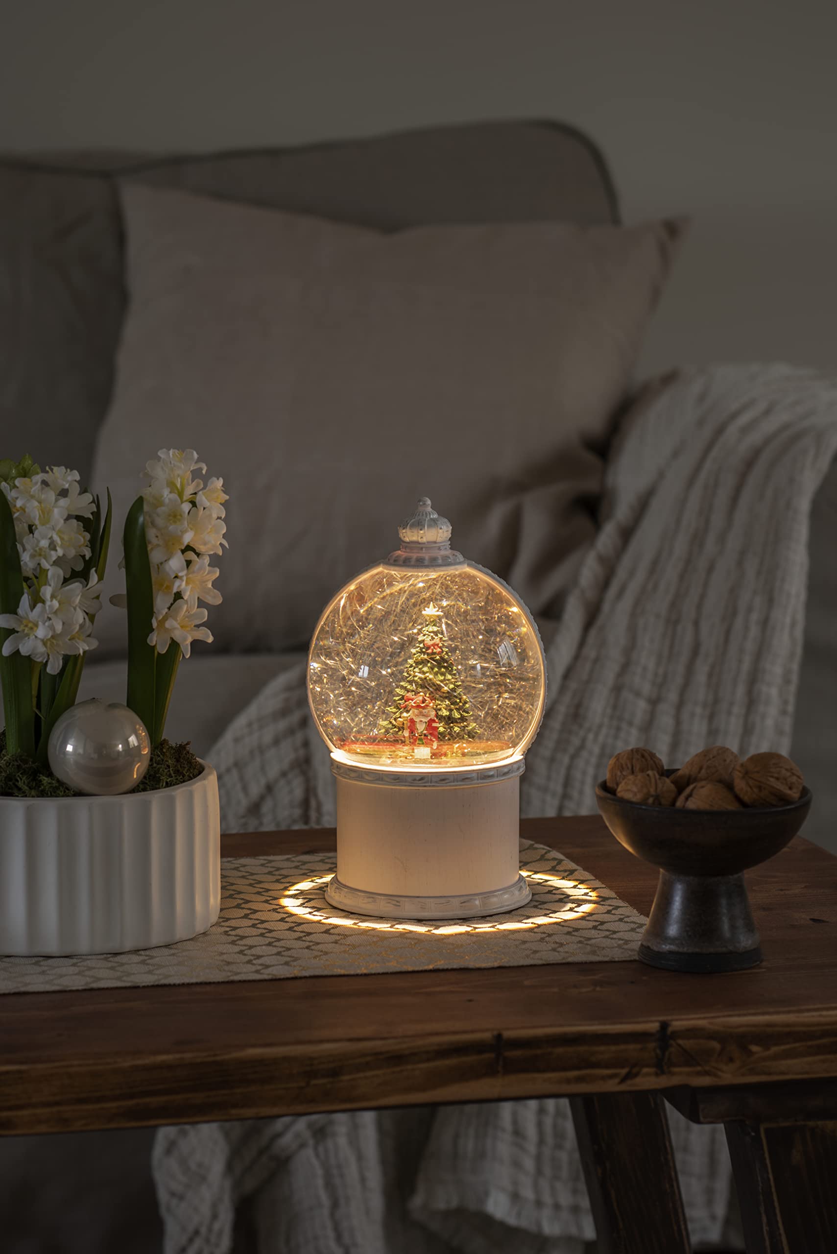 Konstsmide Boule à neige de Noël avec minuteur, décorations rotatives, alimentation USB ou batterie, casse-noisette et jouets scène de Noël