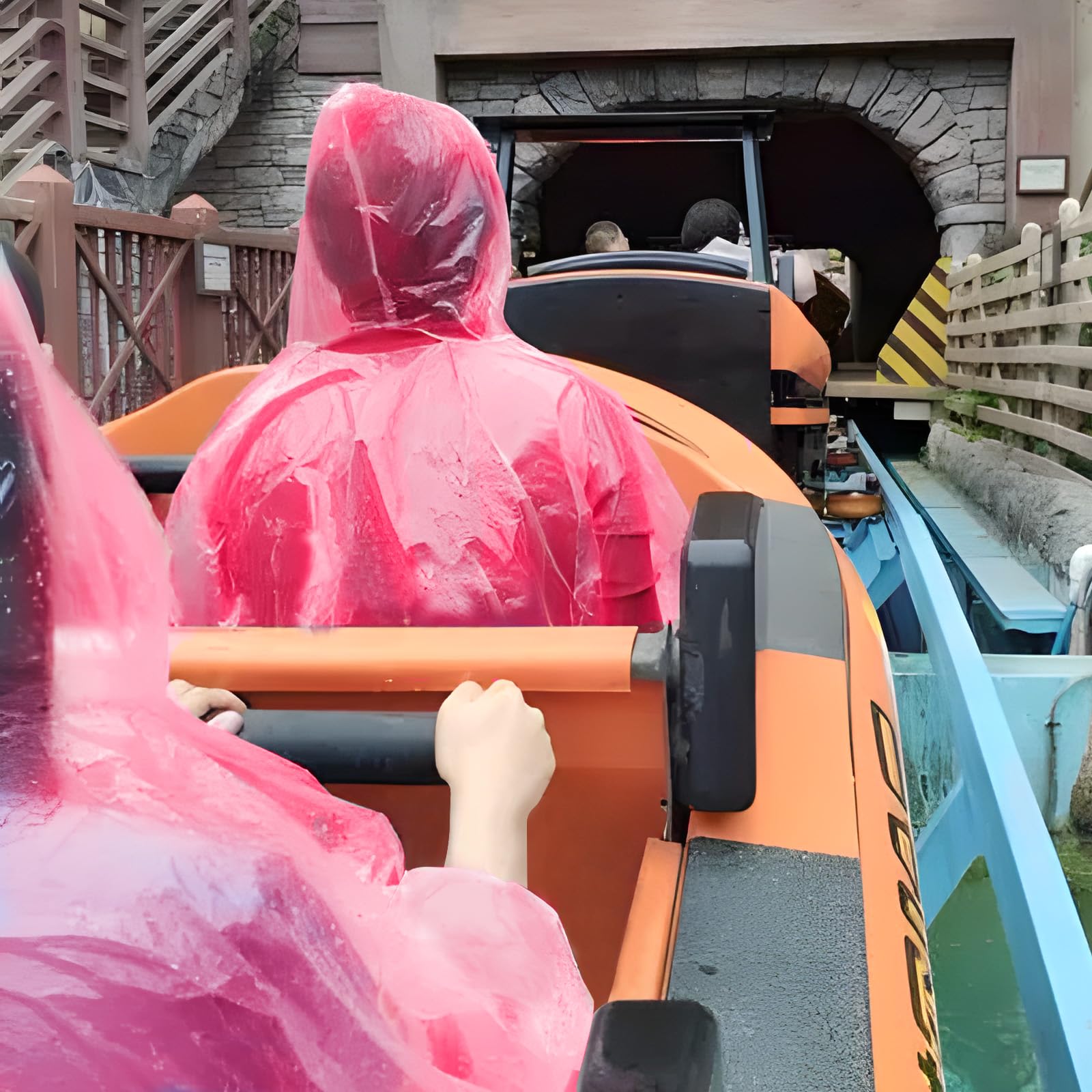Paquete de 108 ponchos de lluvia desechables para adultos, de plástico, con capucha, para hombres y mujeres, camping al aire libre