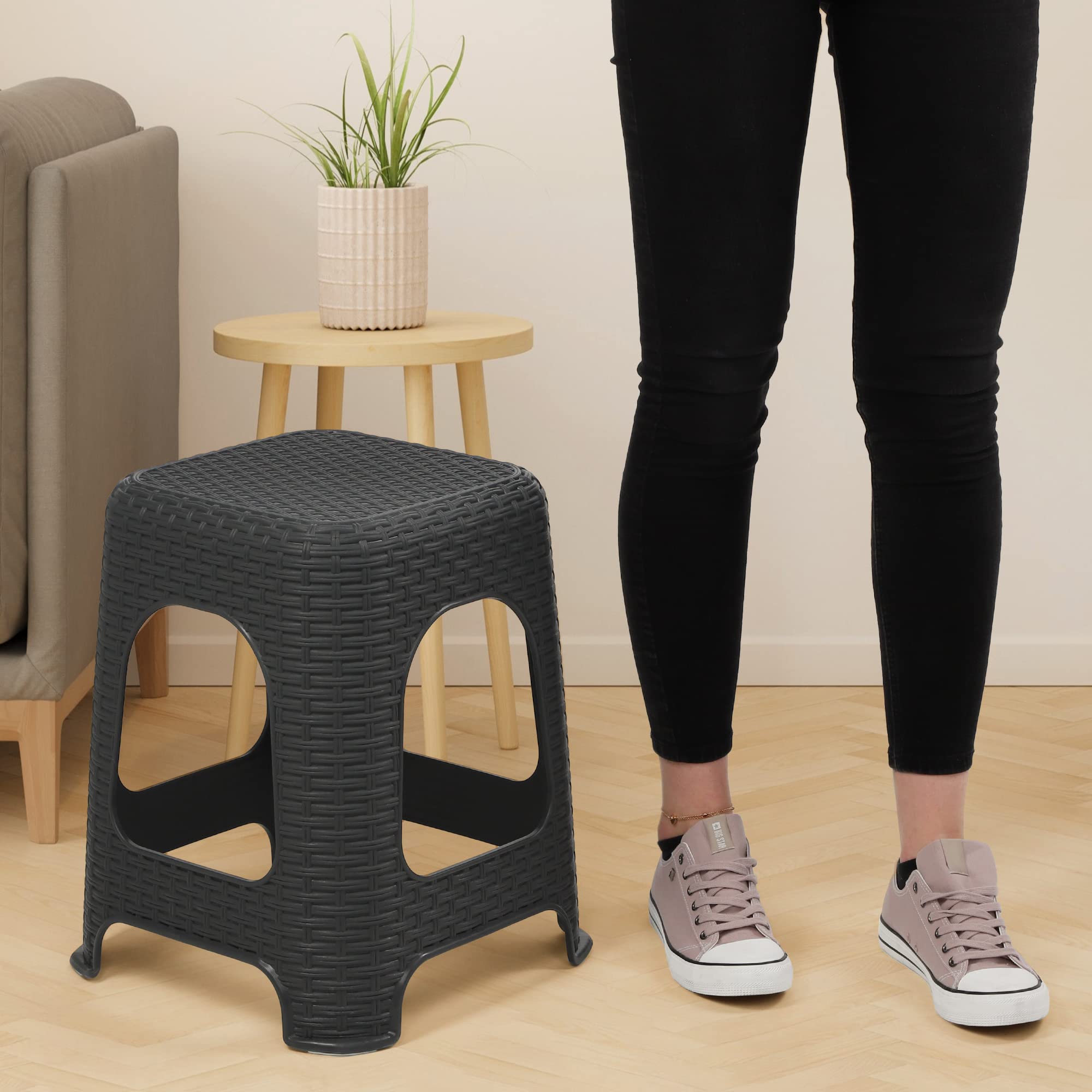 KADAX Sgabello Basso in Plastica Resistente e Leggera per Uso Interno ed Esterno con Seduta Comoda e Base Antiscivolo, Fino a 120 kg (Antracite)