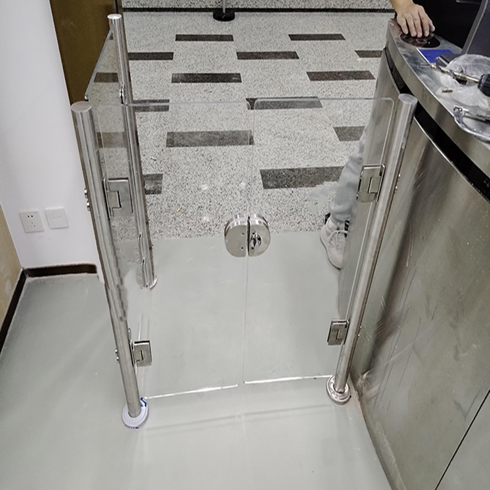 Uniwersalna akrylowa brama wejściowa na rynek 100 x 98 cm obrotowa metalowa Ber do biura Libes do użytku wewnętrznego - i Slish Securi Solut
