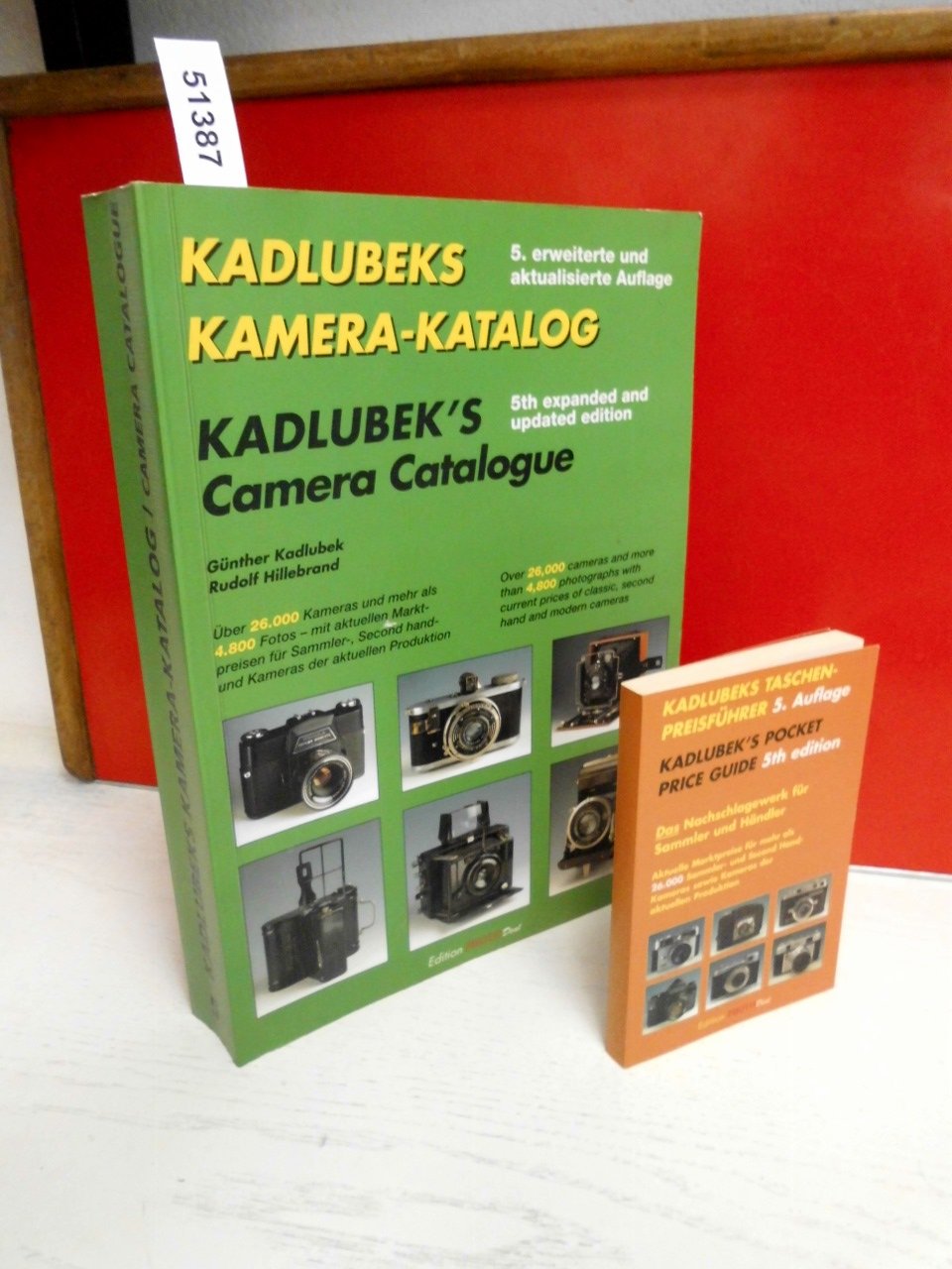 Kadlubeks Kamera Katalog. Kadlubek's Camera Catalogue: Über 26.000 Kameras. Mit aktuellen Marktpreisen für Sammler- u. Second hand-Kameras sowie ... Z. Tl. dtsch.-engl.-französ.-span.