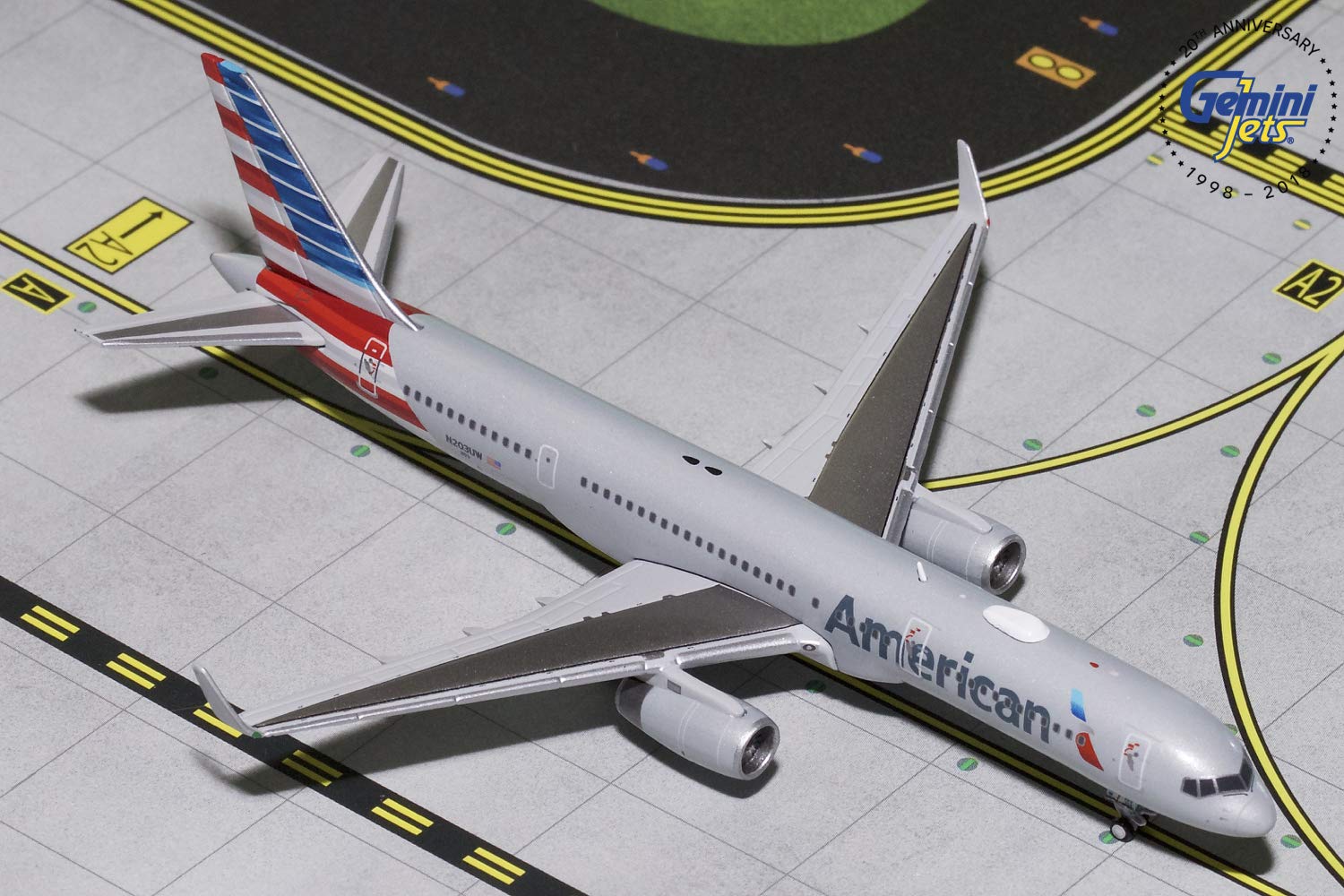 GeminiJets American Airlines B757200 N203UW 1400 Scale Diecast Model