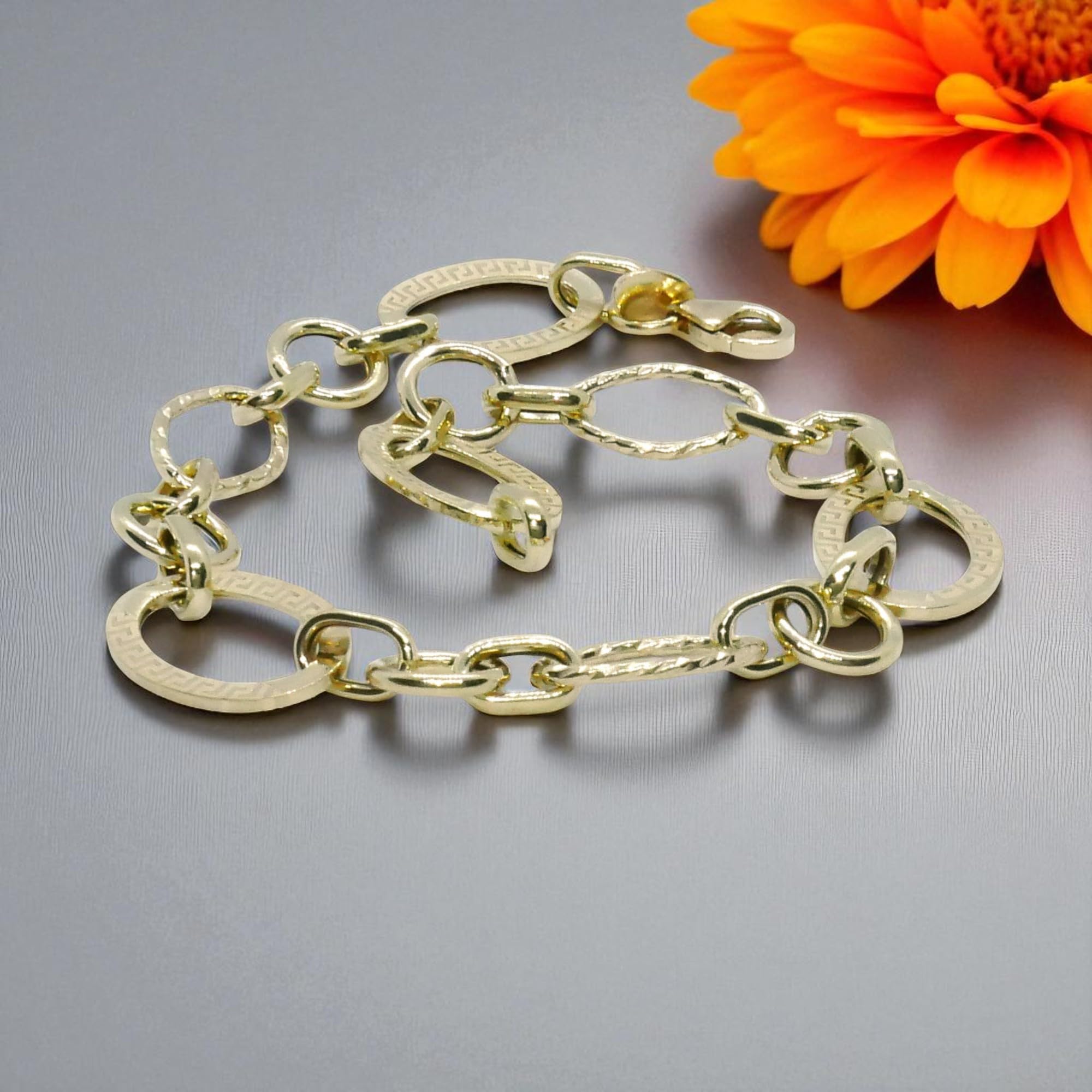 Never Say Never Pulsera para mujer de oro amarillo mate y brillo de 18k con cadena de eslabones ovalados y detalle de greca, 1.10 cm de ancha, largo 19.00 cm. 2.80 gr de oro de 18k.