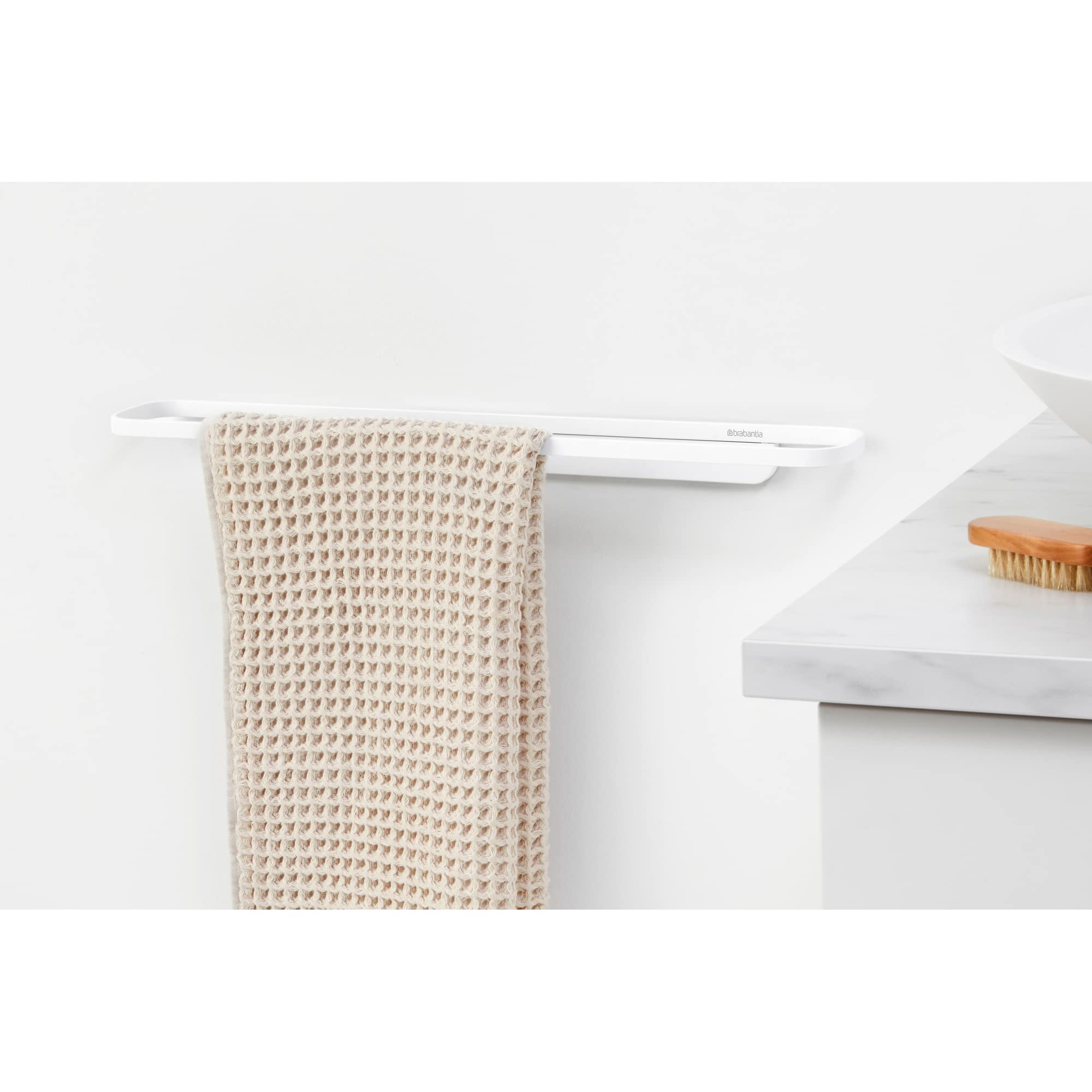 Brabantia - Porte-Serviettes Mindset - Convient aux Serviettes Normales & Grandes Serviettes Pliées - Supporte Jusqu'à 2 kg - Accessoire de Rangement pour Salle de Bain - Fresh White - 56 x 8,5 cm