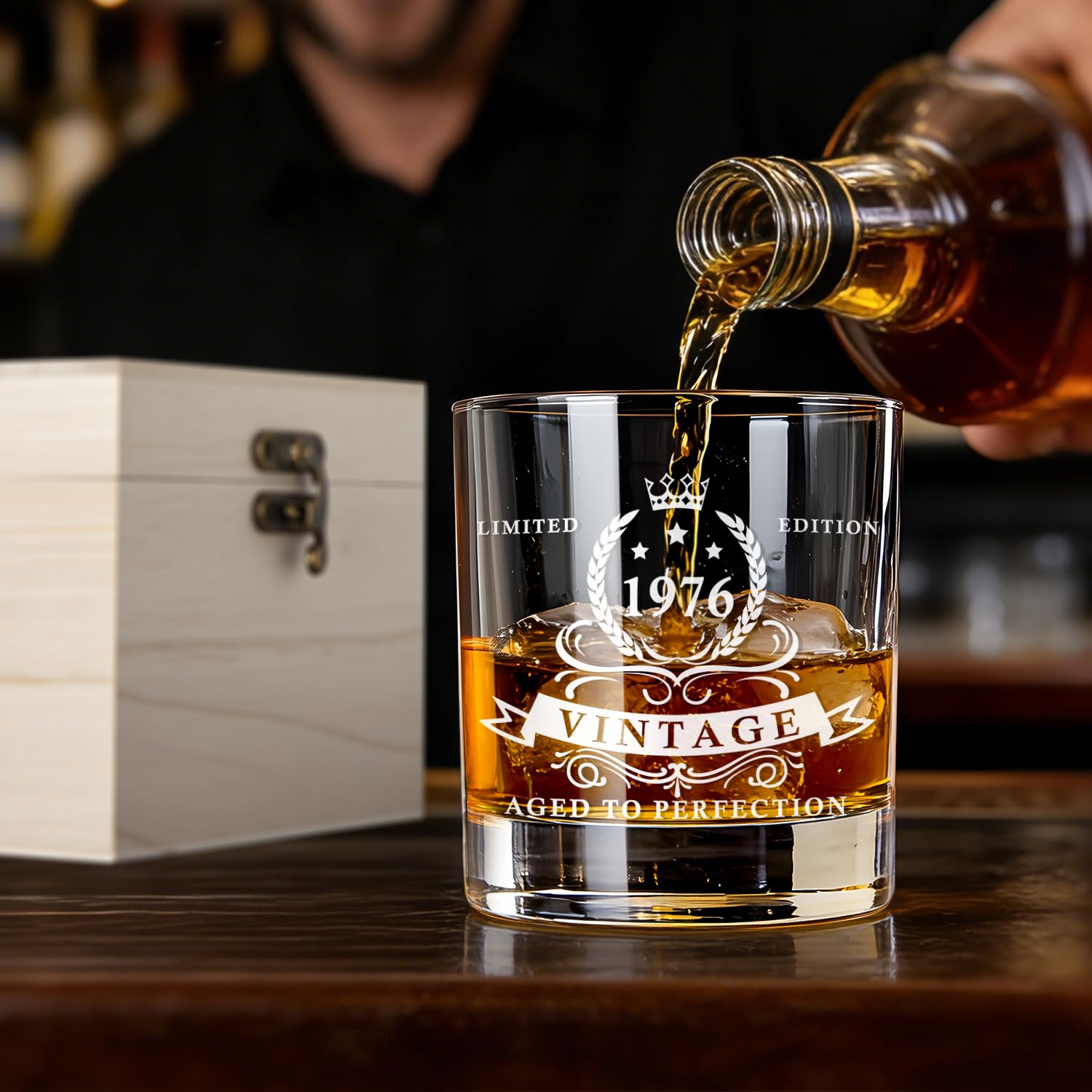 LIGHTEN LIFE Regali per il 50° compleanno per uomo 12 oz, bicchiere da whisky del 1975 in pregiata scatola di legno, bicchiere da bourbon del 1975 per papà e marito di 50 anni