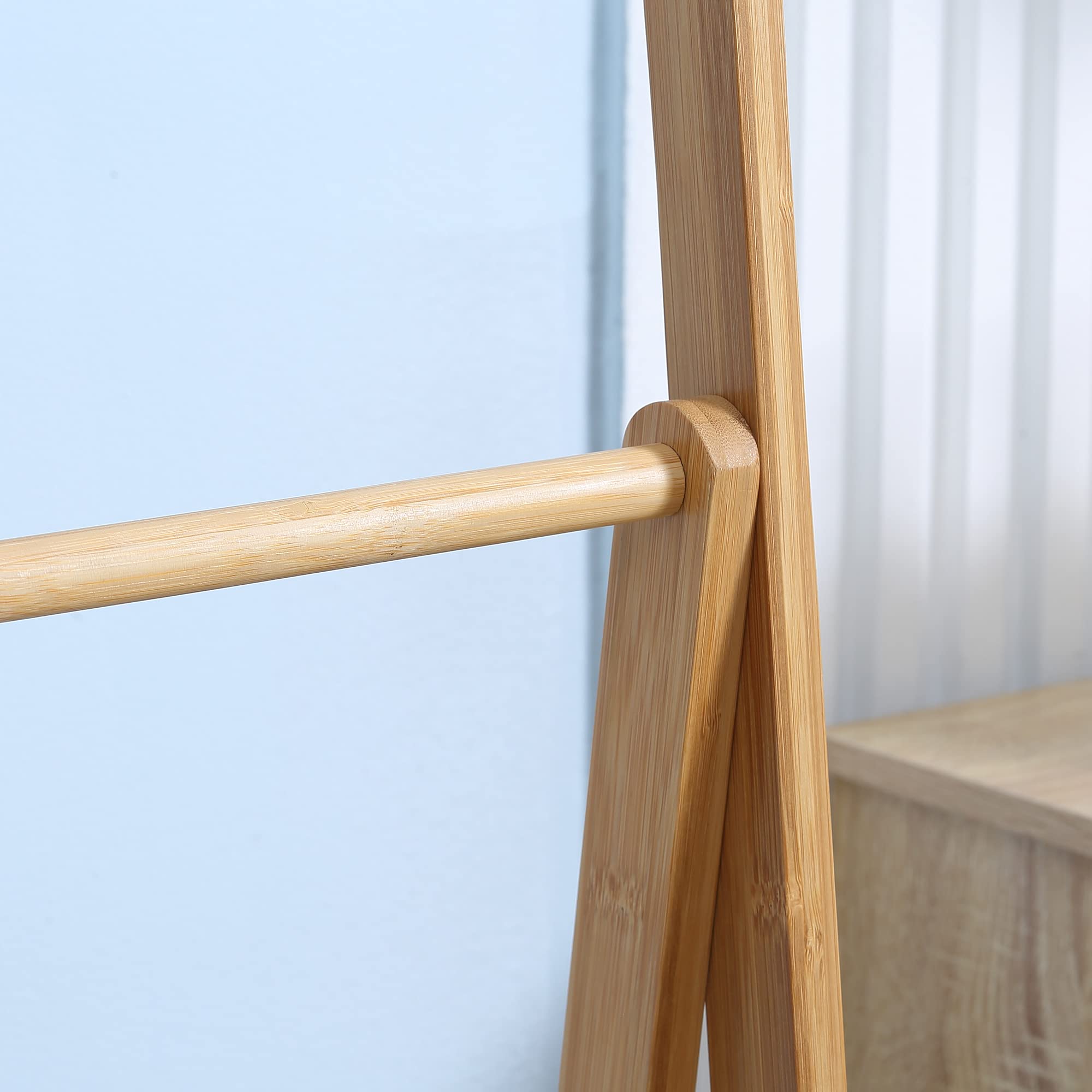 HOMCOM Toallero de Pie de Bambú con 3 Barras Toallero Escalera Plegable con 3 Estantes de Almacenamiento para Baño Lavadero 53x30,5x152 cm Natural