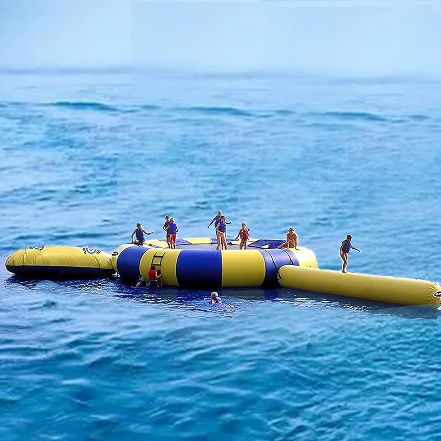 Trampolino gonfiabile ad acqua con scivolo e salto, piattaforma di gioco galleggiante per laghi, piscine e mare calmo