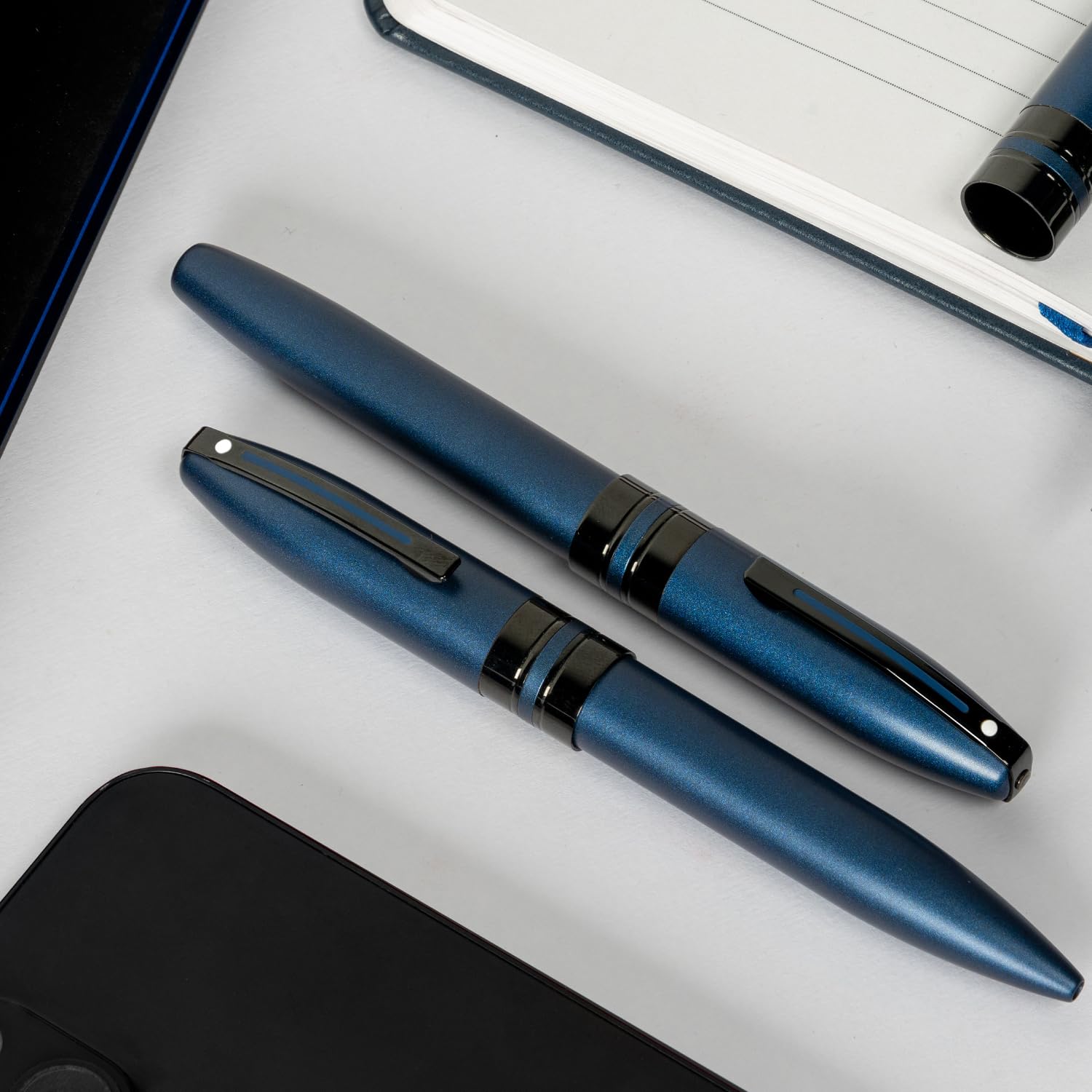 Sheaffer Icon - Penna a sfera con finitura metallica blu e accessori in PVD nero lucido, E1911051