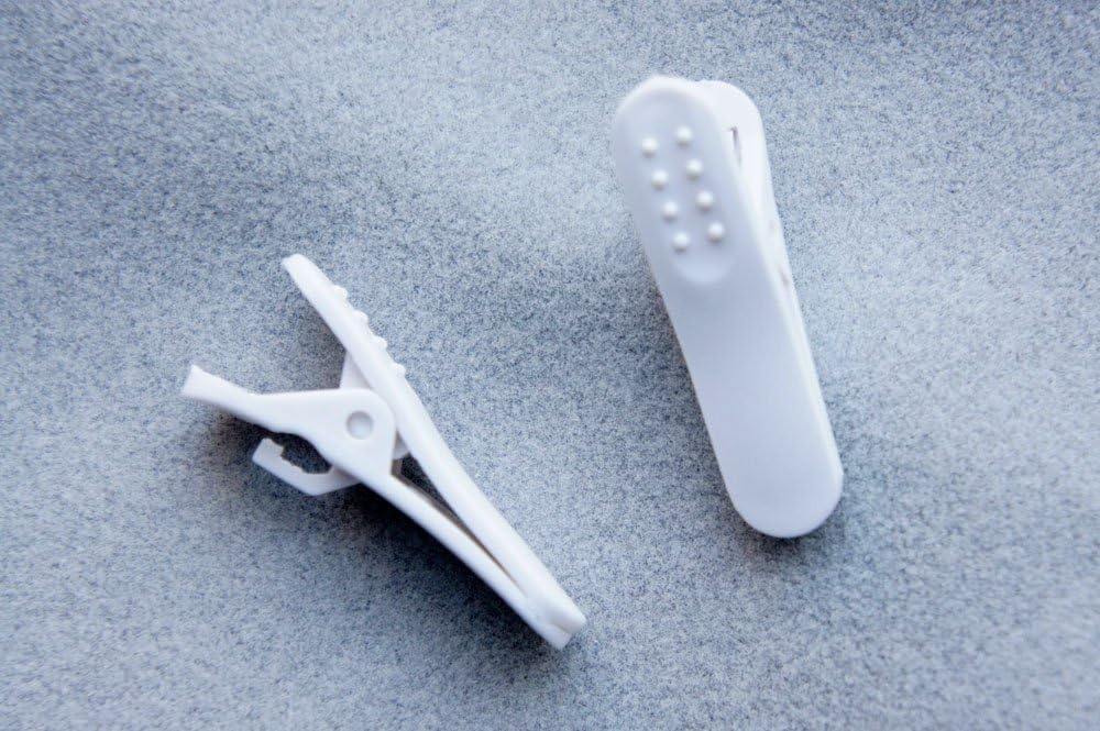 2 pcs Headphone cable clip White for iPhone iPhone3GS iPhone4 iPhone4S iPhone5 iPod iPad iPad2 iPad3 iPad4 or other earphones headphones accessories