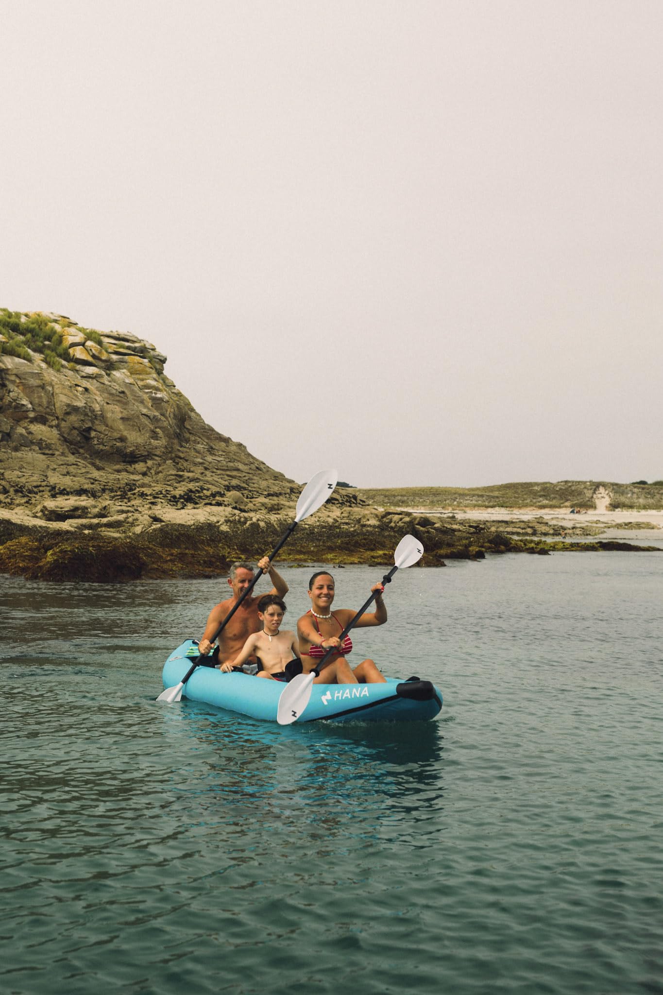 HANA Cruiser 2/3P Kayak Gonflable – Pack Complet 2 ou 3 Places – Canoë Familial Stable & Robuste – Plancher Dropstitch – Inclus : 3 Pagaies, 3 Sièges, Pompe, Sac – Idéal Mer, Lac & Rivière – 380cm